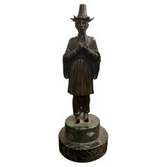 Figura de bronce de un manchú sobre base de mármol verde, S. XIX