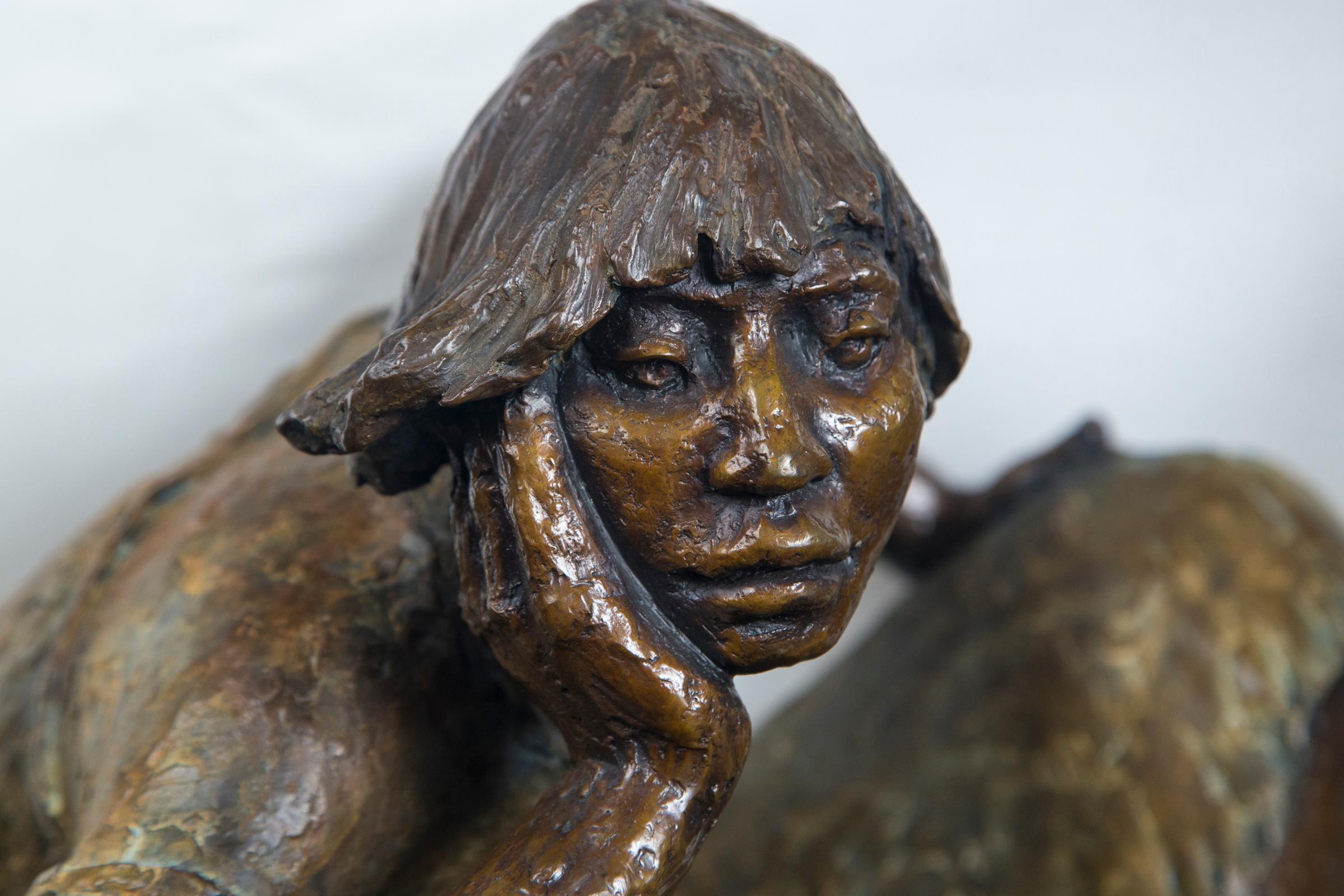 Bronzefigur einer indianischen Frau:: signiert (Handgefertigt) im Angebot