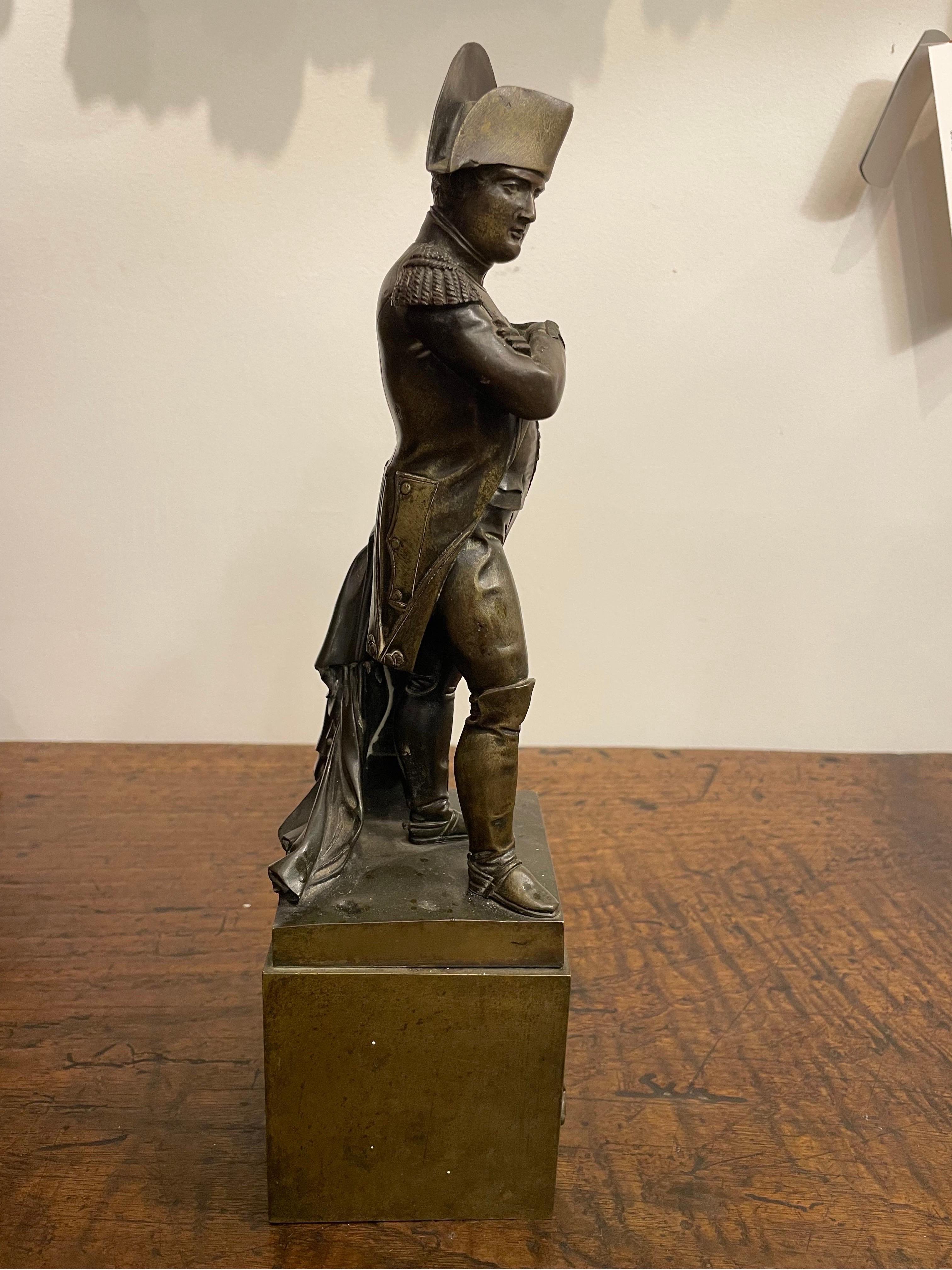 Figura di bronzo di Napoleone, XIX secolo

Provenienza: 
Collezione privata di Melbourne.

Descrizione: 
In abito militare, con la spada inguainata e le braccia conserte sul petto, il piede destro in avanti e lo sguardo rivolto in basso a destra, in