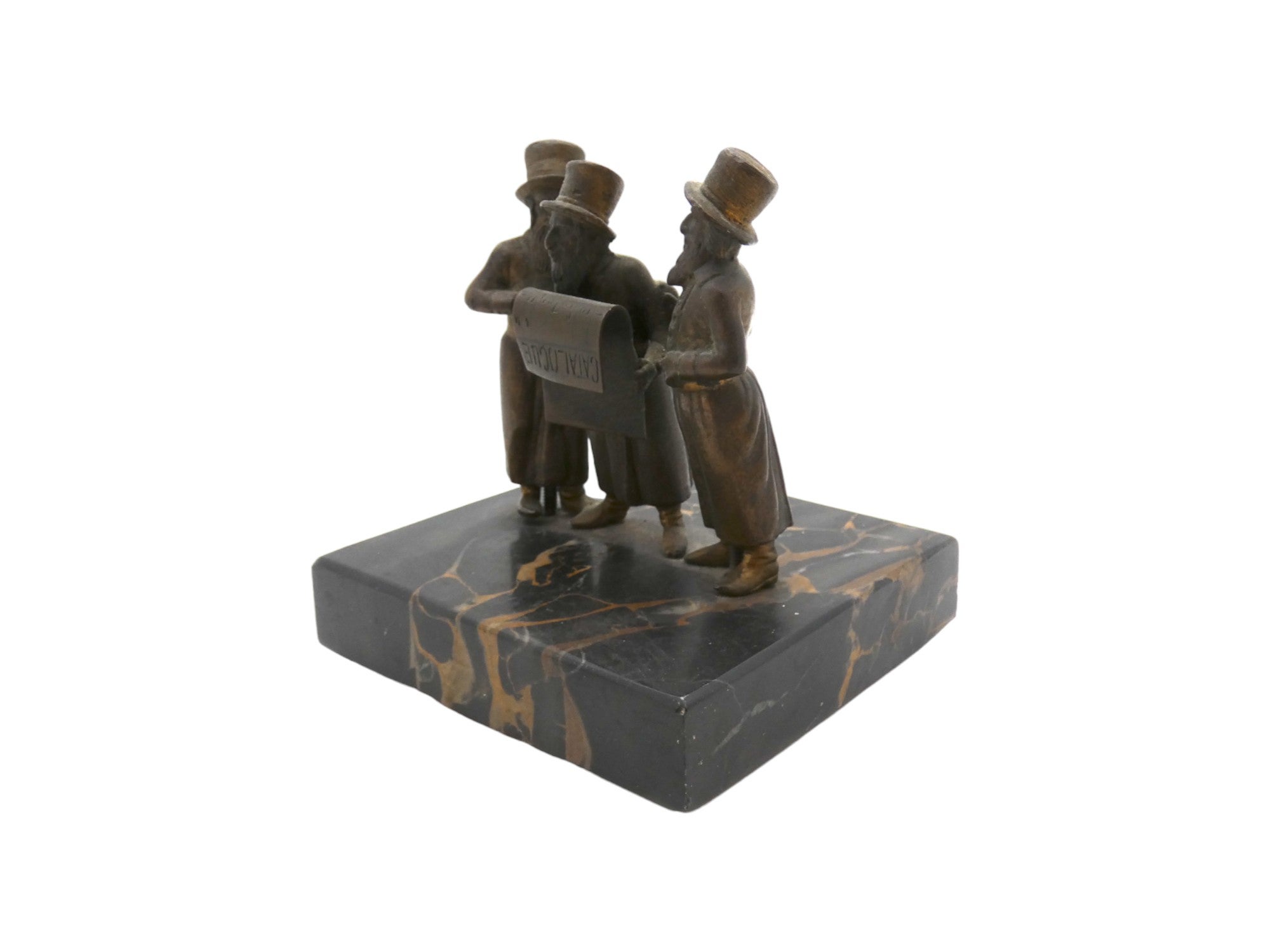 Una statuetta in bronzo di due uomini ebrei con diverse caratteristiche fisiche stereotipate comunemente attribuite agli uomini ebrei: nasi grandi, calze laterali e barbe. Indossano caftani (kaftani) cinti da ampie fusciacche in vita. 

Il caftano è