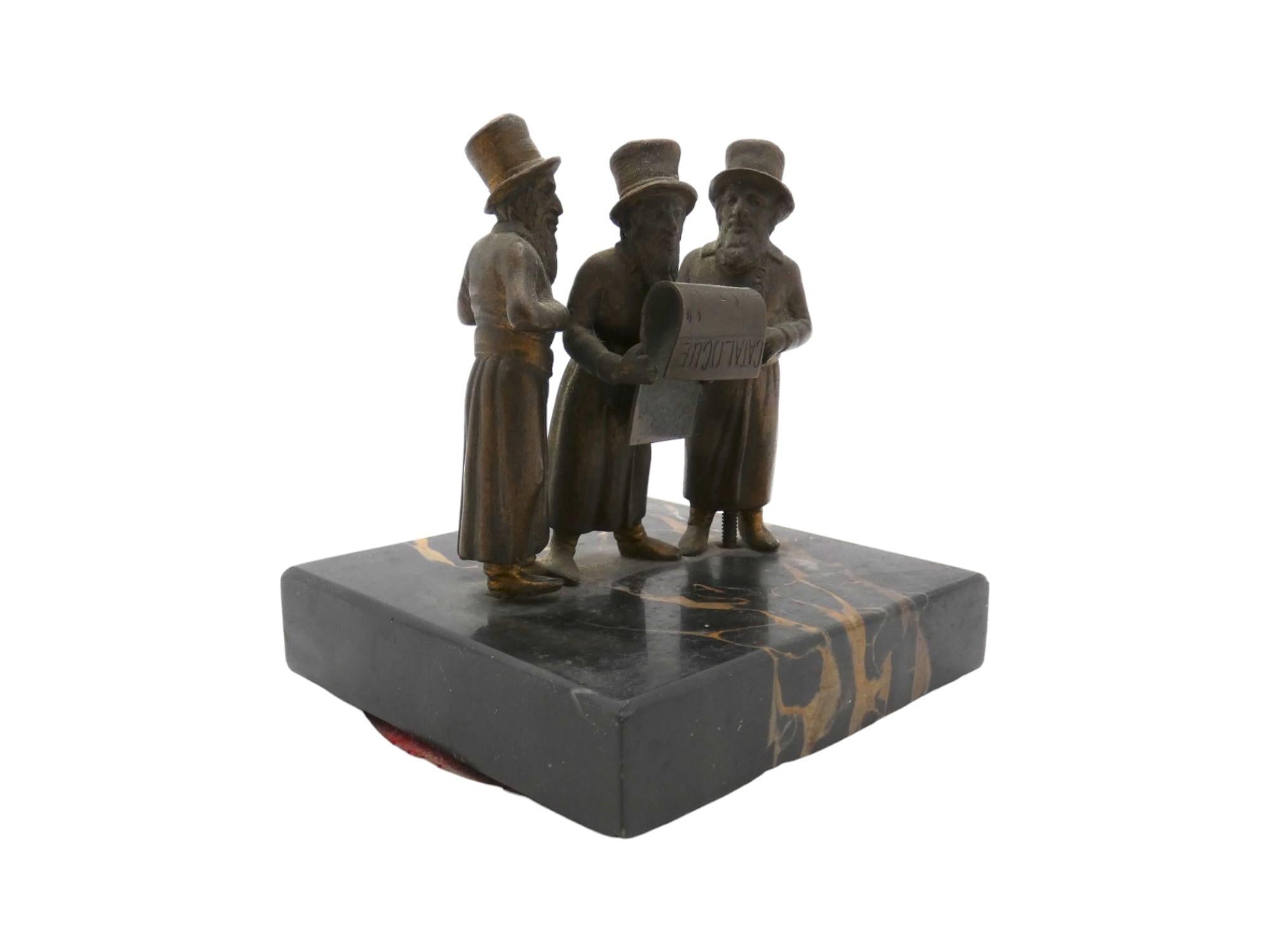 Austriaco Figurina in bronzo di tre uomini ebrei in conversazione, Austria, fine XIX secolo in vendita
