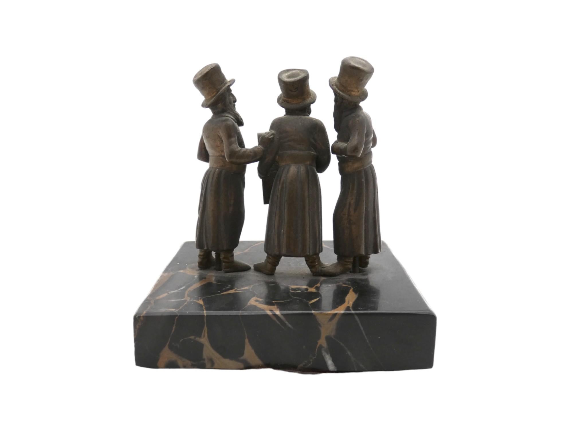Bronzo Figurina in bronzo di tre uomini ebrei in conversazione, Austria, fine XIX secolo in vendita