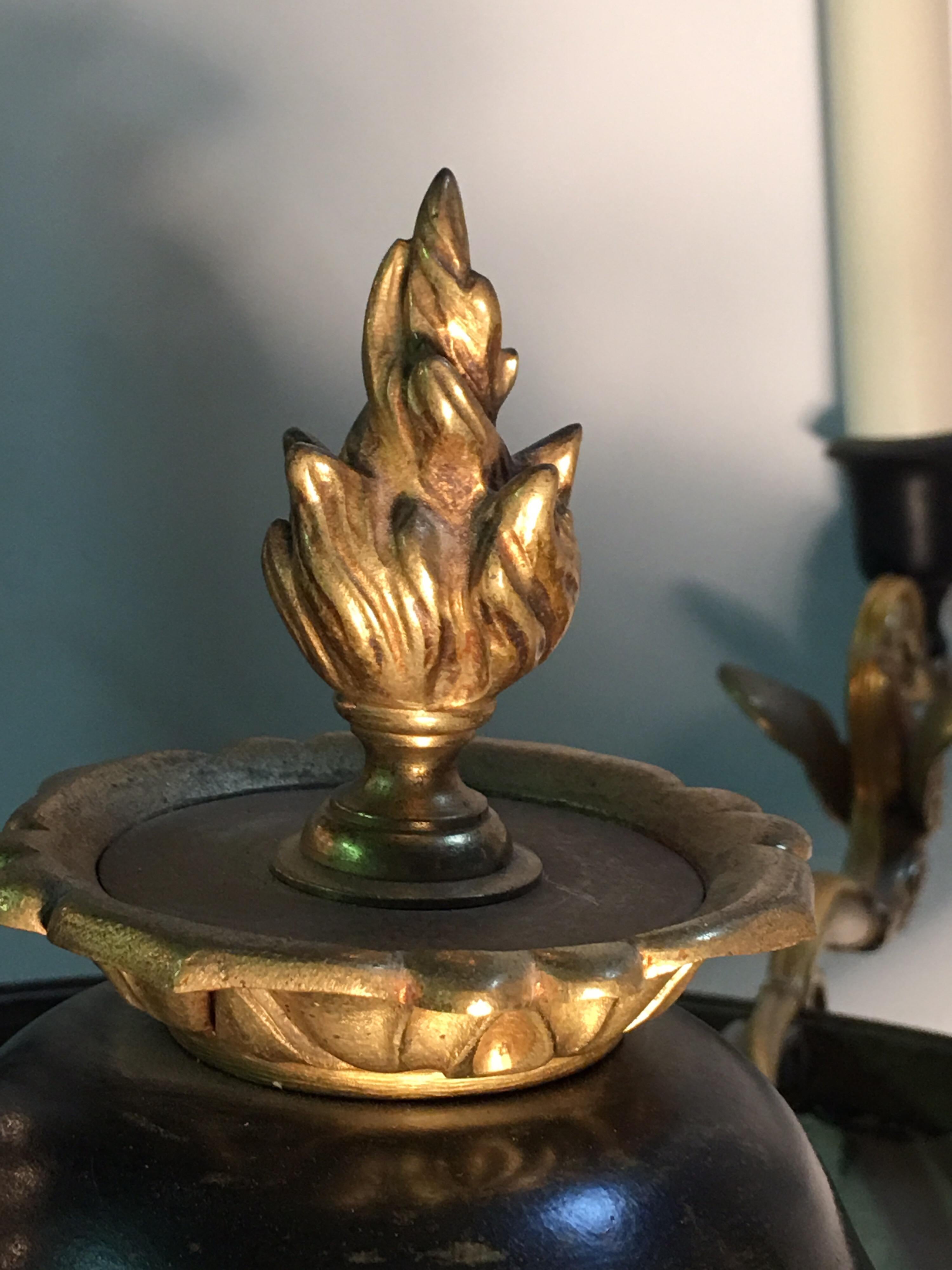 Lustre français de style Empire en bronze en vente 1