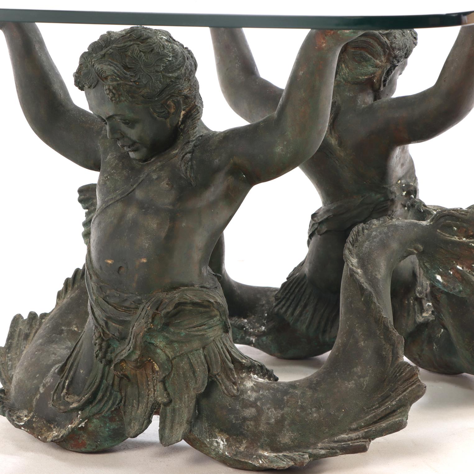 Cette table de style néoclassique 
