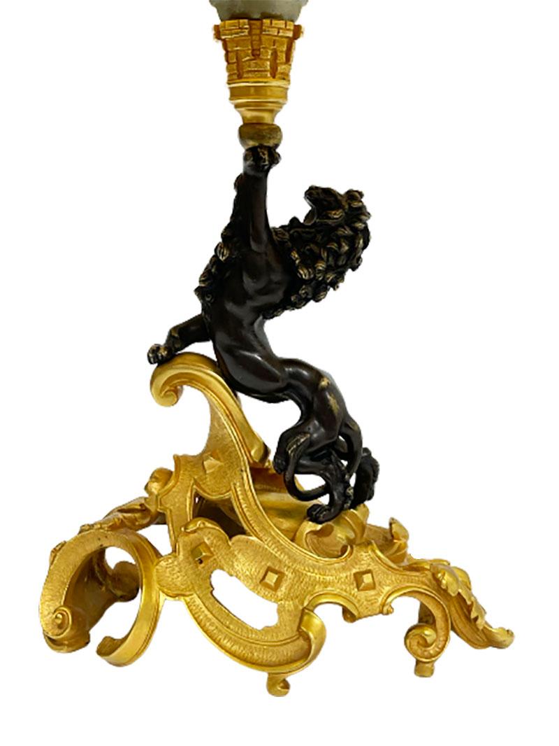 Bronze Lamp with Curled Leaf Gilded Base and Standing Lion For Sale 3
