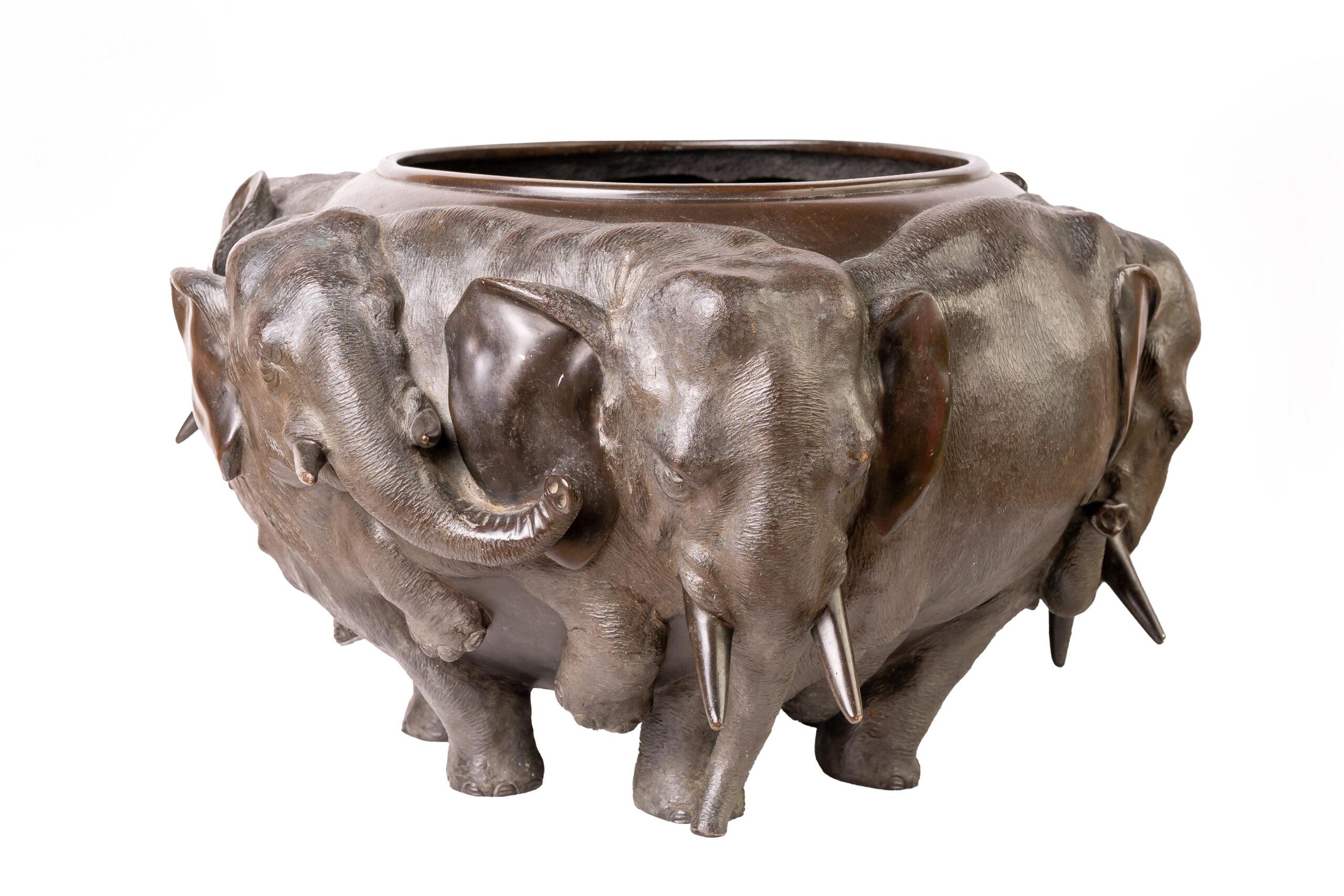 Elefanten-Jardinière aus Bronze aus der Meiji-Periode (Japanisch) im Angebot