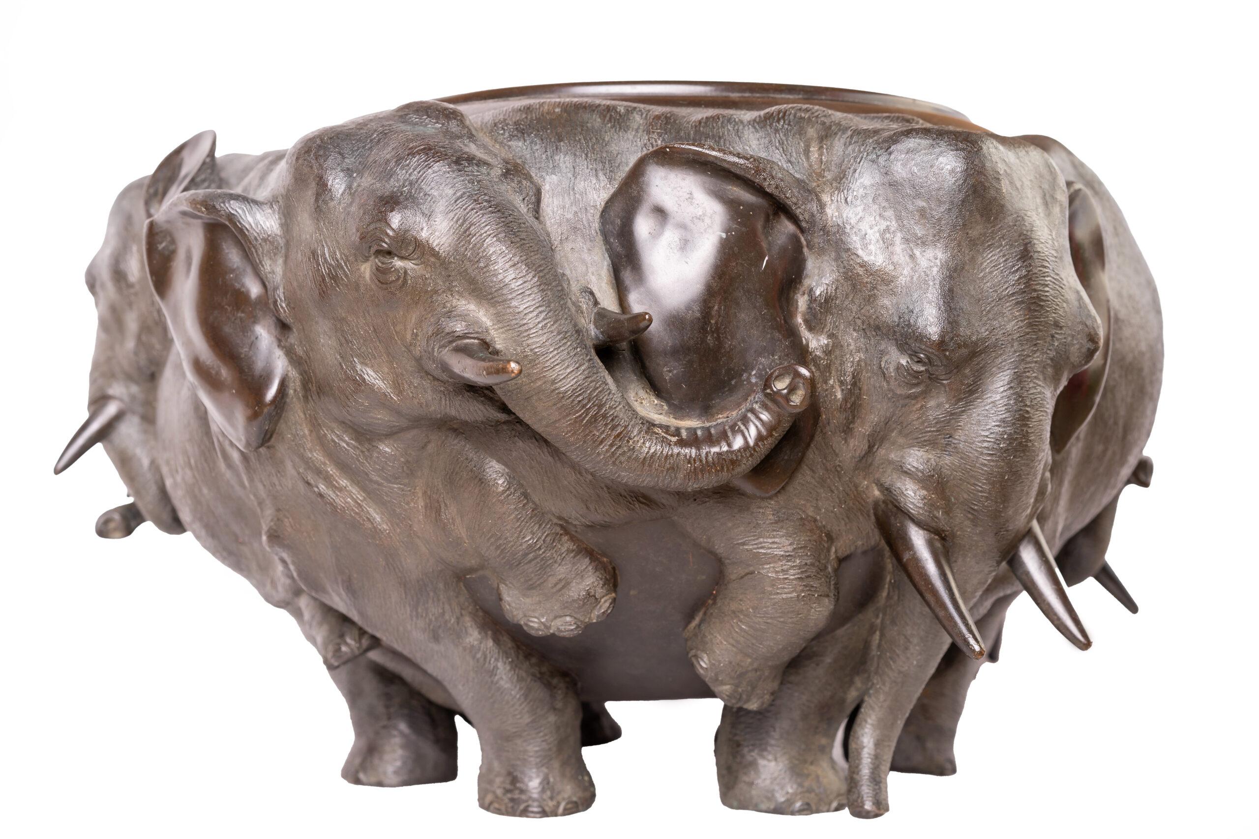 Elefanten-Jardinière aus Bronze aus der Meiji-Periode im Zustand „Gut“ im Angebot in London, GB