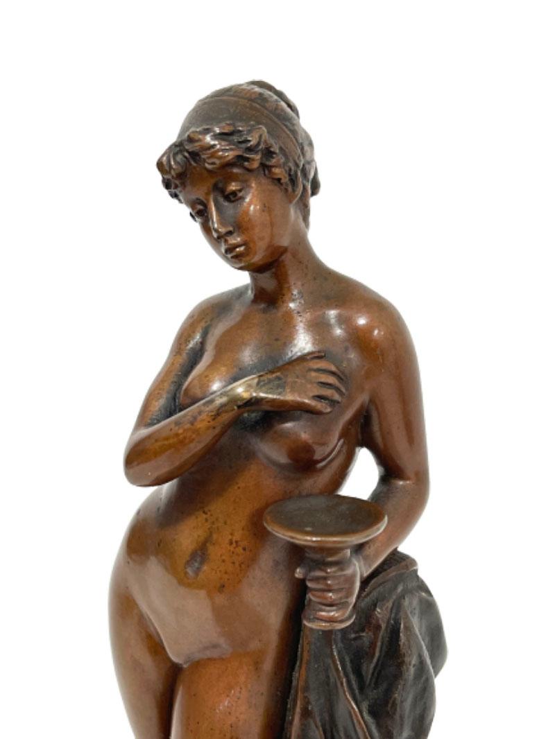 Donna nuda neoclassica in bronzo, di Felix Görling (1860-1932)

Dama nuda in piedi di Felix Görling (1860-1932) della fine del XIX secolo, che tiene un calice nella mano sinistra. Un bronzo su una base di marmer color borgogna e grigio. (angolo