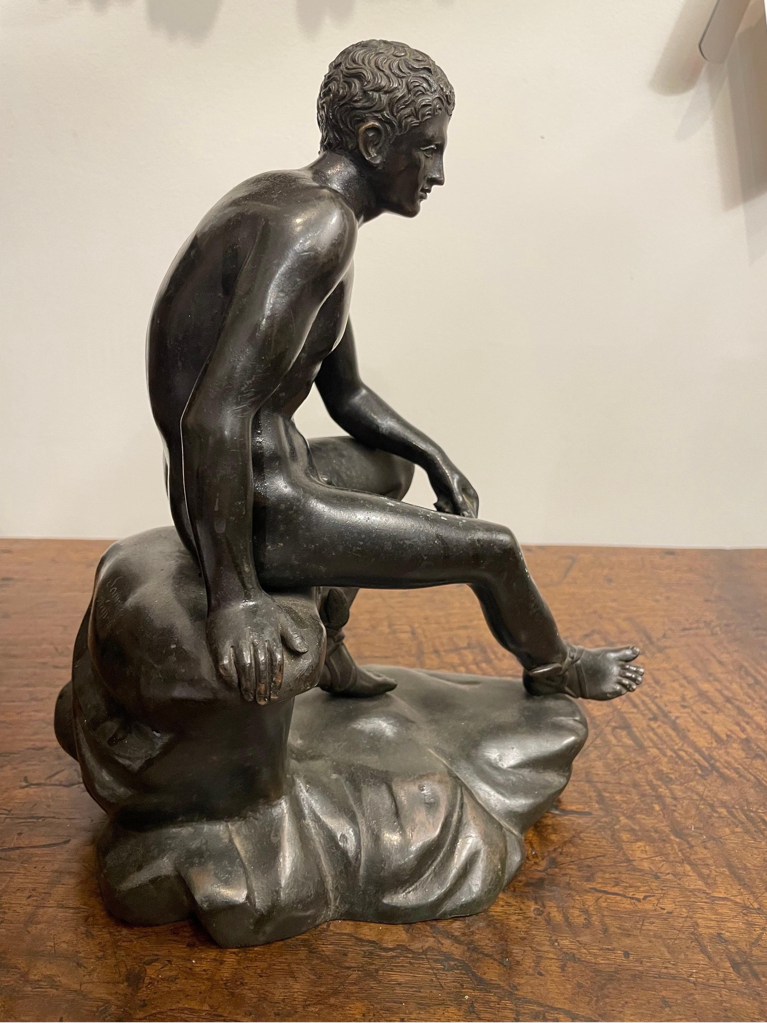 Bronzo del XIX secolo di Ermete seduto in bronzo

Basato sulla statua romana in bronzo a grandezza naturale rinvenuta nella Villa dei Papiri di Ercolano nel 1758 e oggi conservata al Museo Archeologico Nazionale di Napoli. Si ritiene che la statua