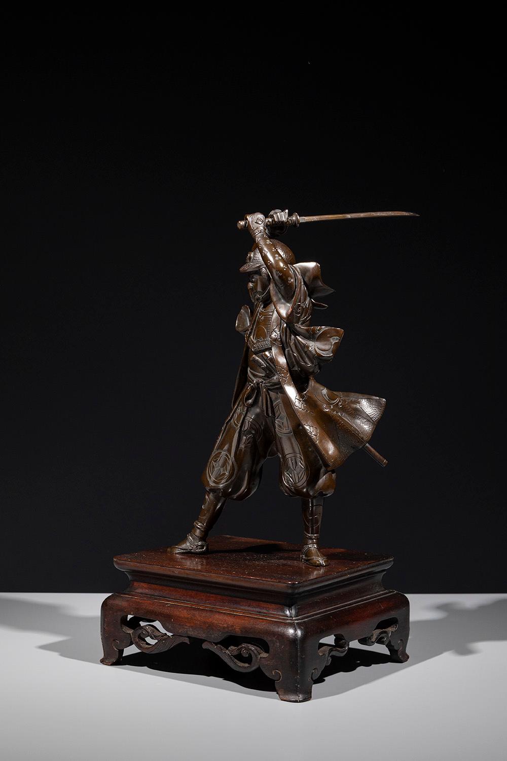 Giapponese Un okimono in bronzo raffigurante un samurai con una katana, firmato Yoshimitsu in vendita