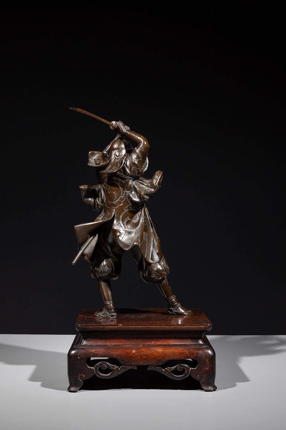 Oggetti in metallo Un okimono in bronzo raffigurante un samurai con una katana, firmato Yoshimitsu in vendita