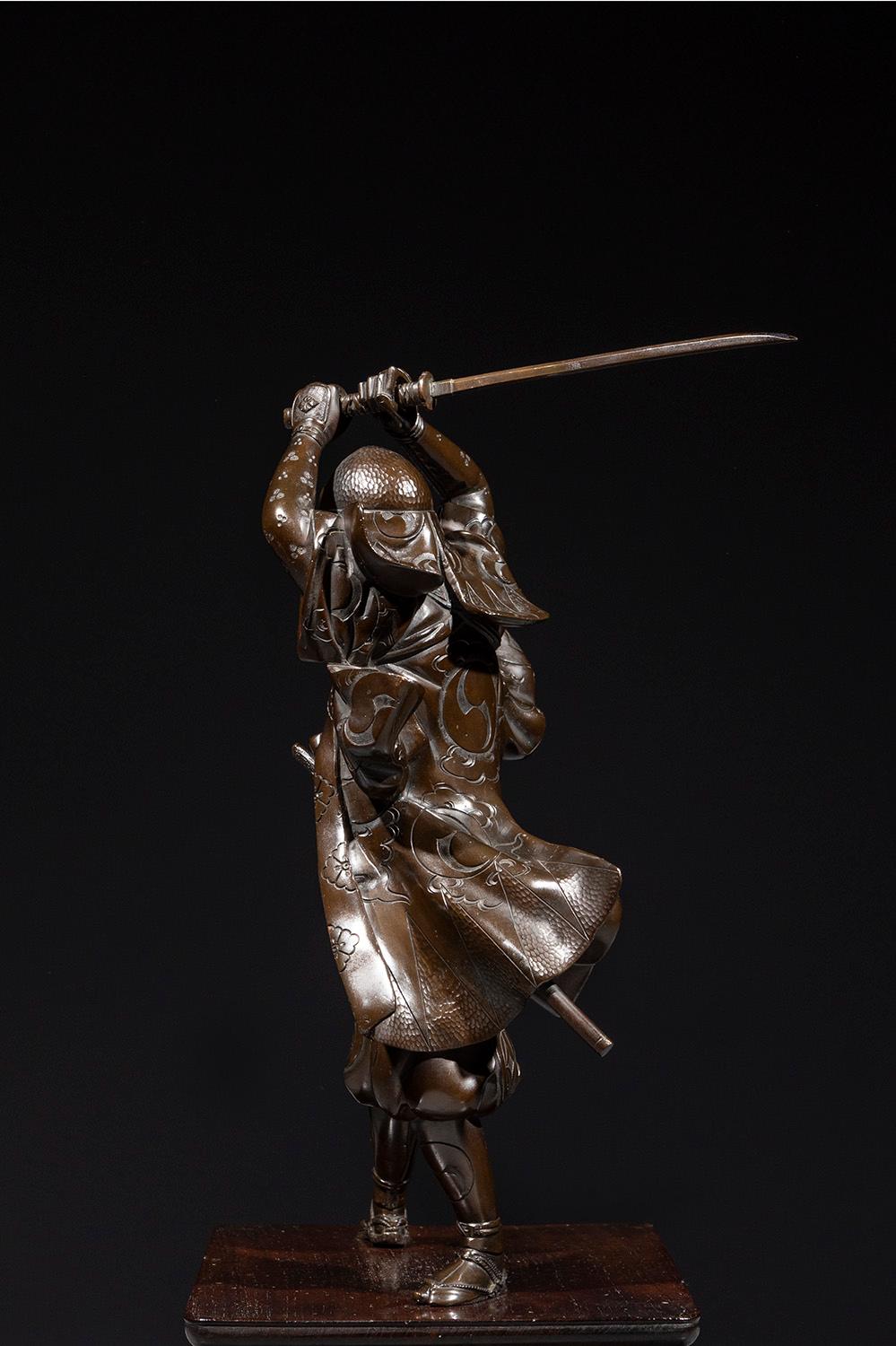 Un okimono in bronzo raffigurante un samurai con una katana, firmato Yoshimitsu In condizioni ottime in vendita a Milano, IT