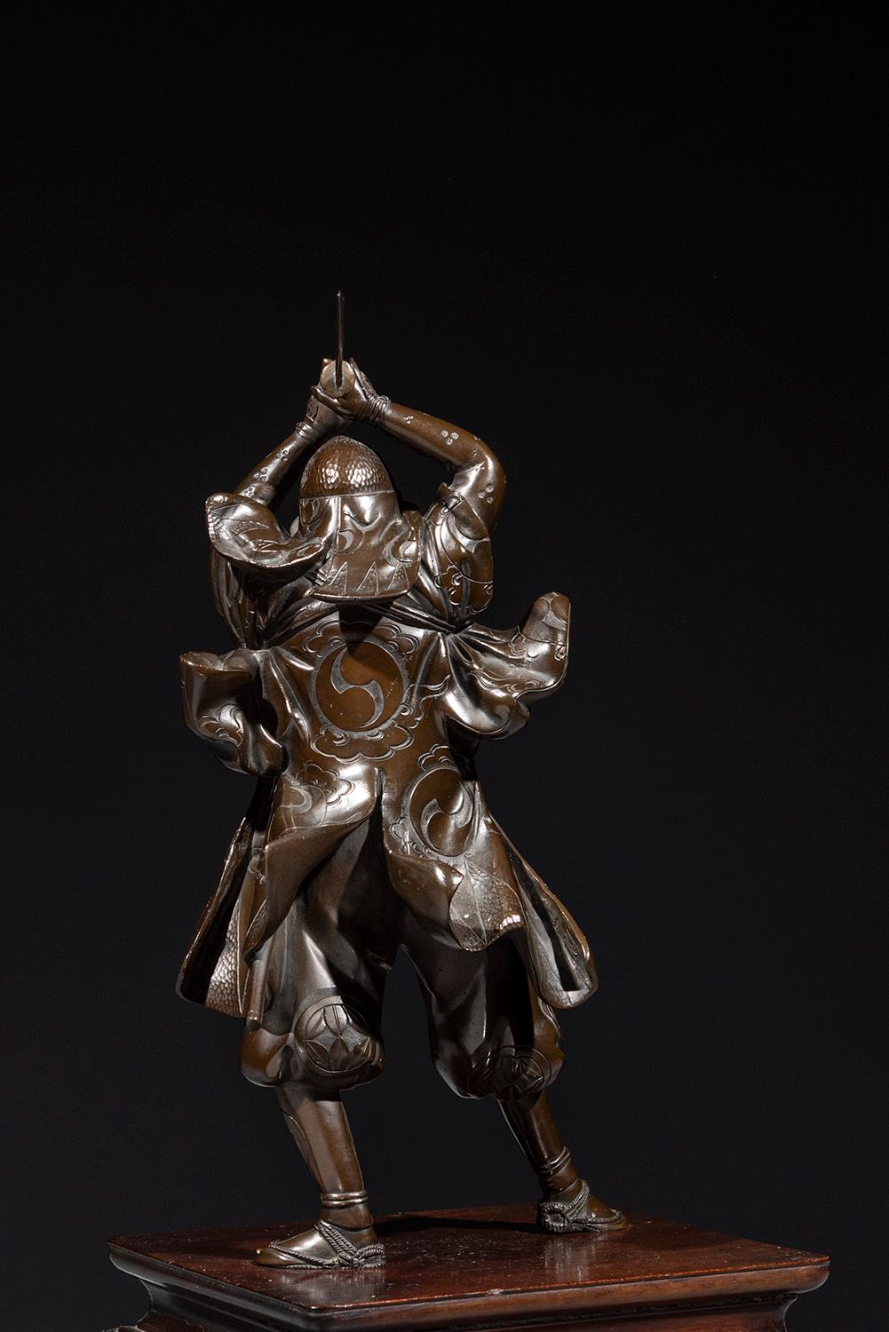 XIX secolo Un okimono in bronzo raffigurante un samurai con una katana, firmato Yoshimitsu in vendita