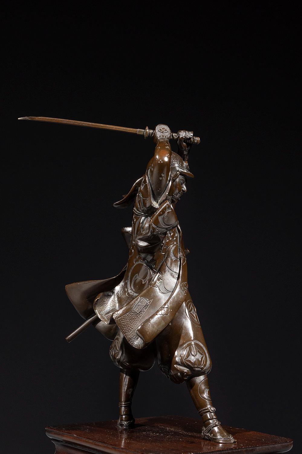 Bronzo Un okimono in bronzo raffigurante un samurai con una katana, firmato Yoshimitsu in vendita