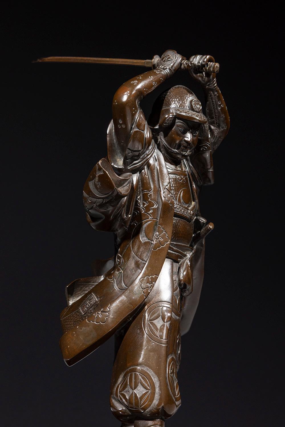 Un okimono in bronzo raffigurante un samurai con una katana, firmato Yoshimitsu in vendita 1
