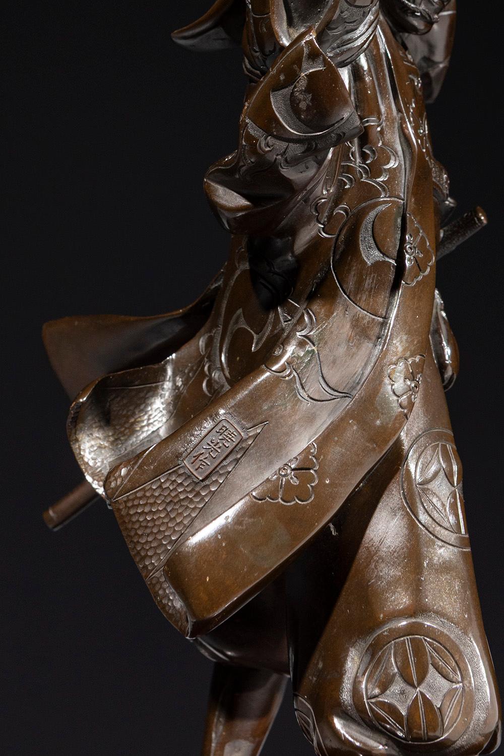 Un okimono in bronzo raffigurante un samurai con una katana, firmato Yoshimitsu in vendita 2