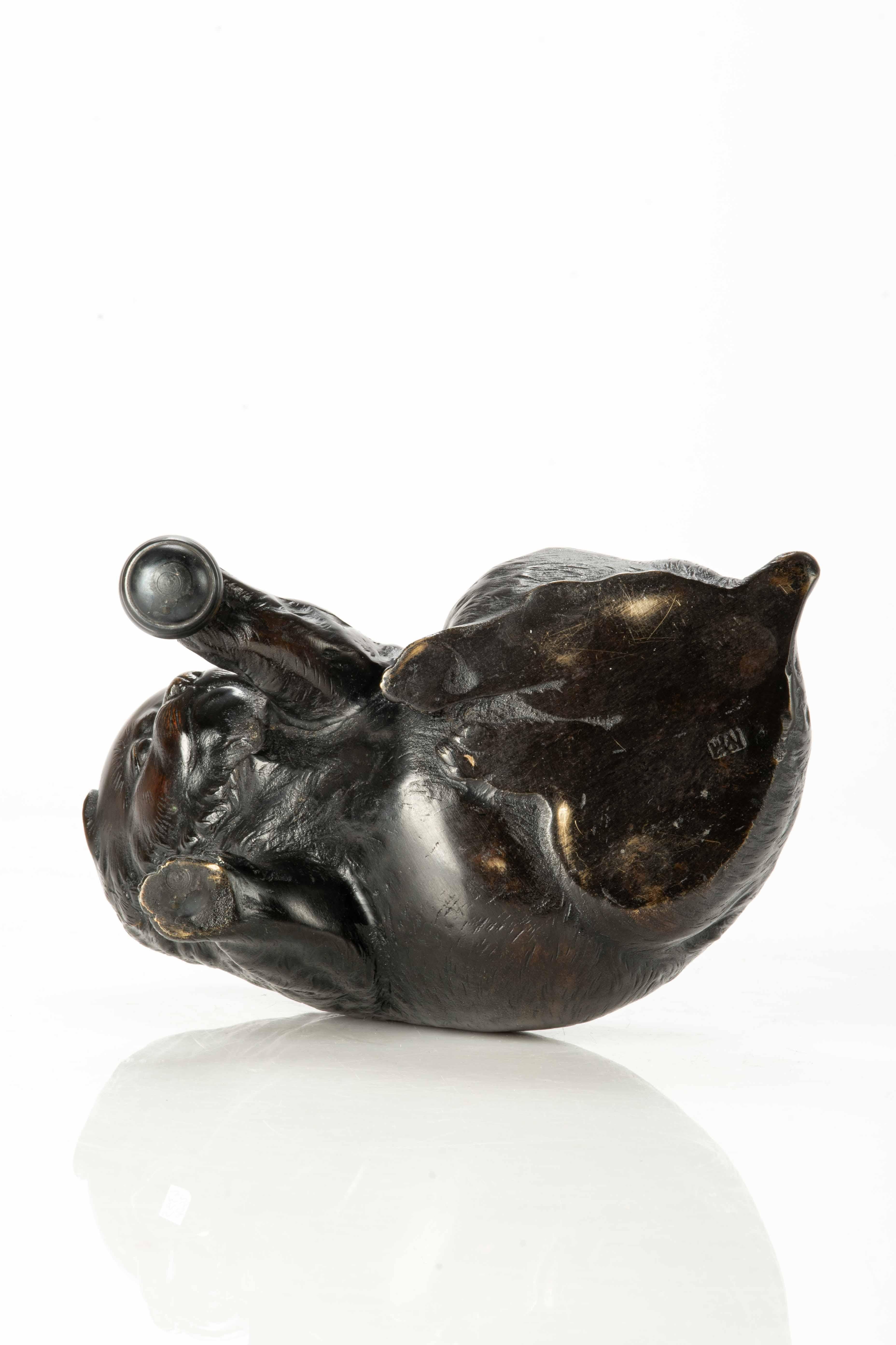 Ein Bronze-Okimono, das eine Studie eines Welpen zeigt, der mit einer Kugel spielt (Japanisch) im Angebot