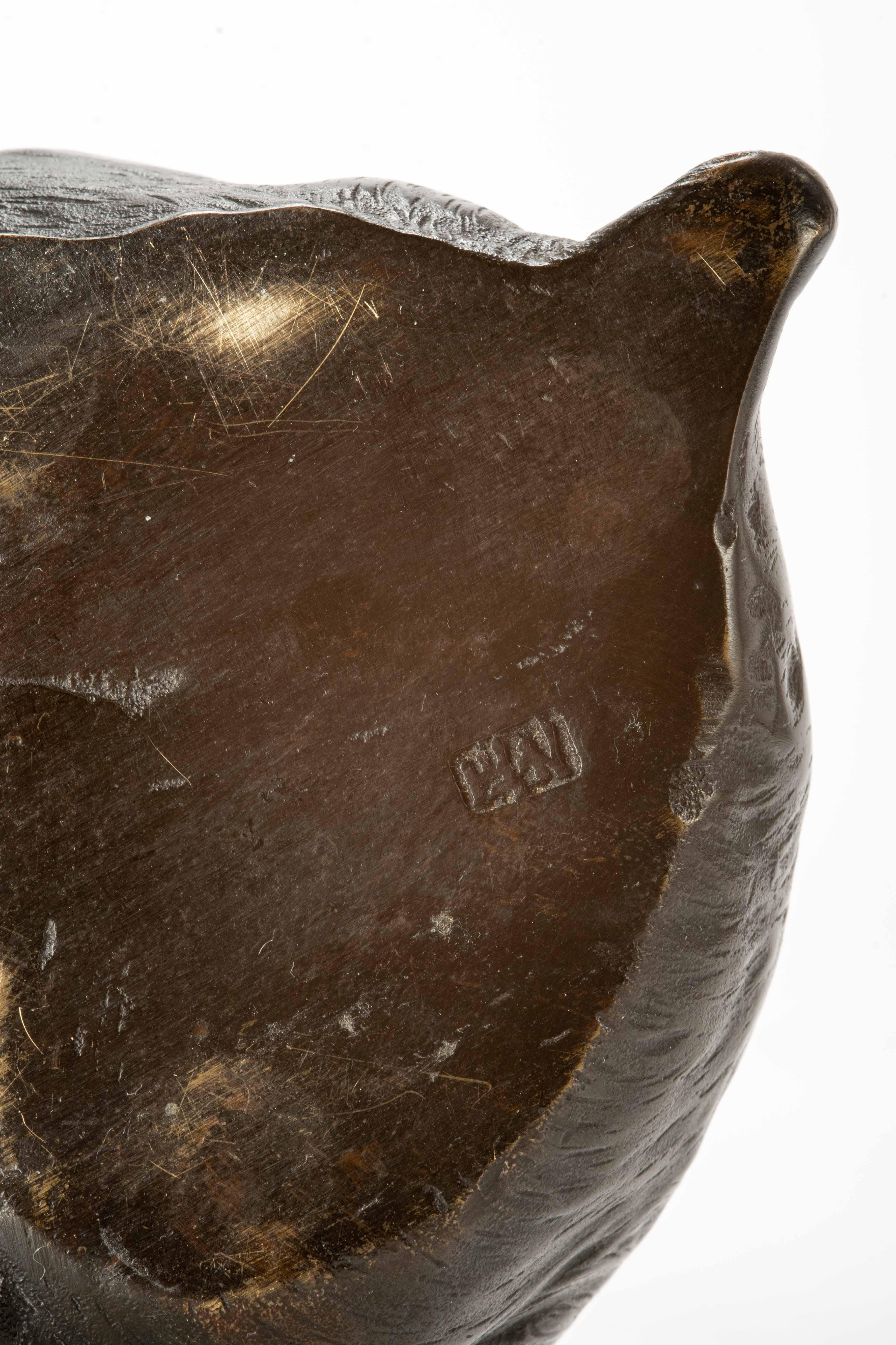 Ein Bronze-Okimono, das eine Studie eines Welpen zeigt, der mit einer Kugel spielt (Metallarbeit) im Angebot