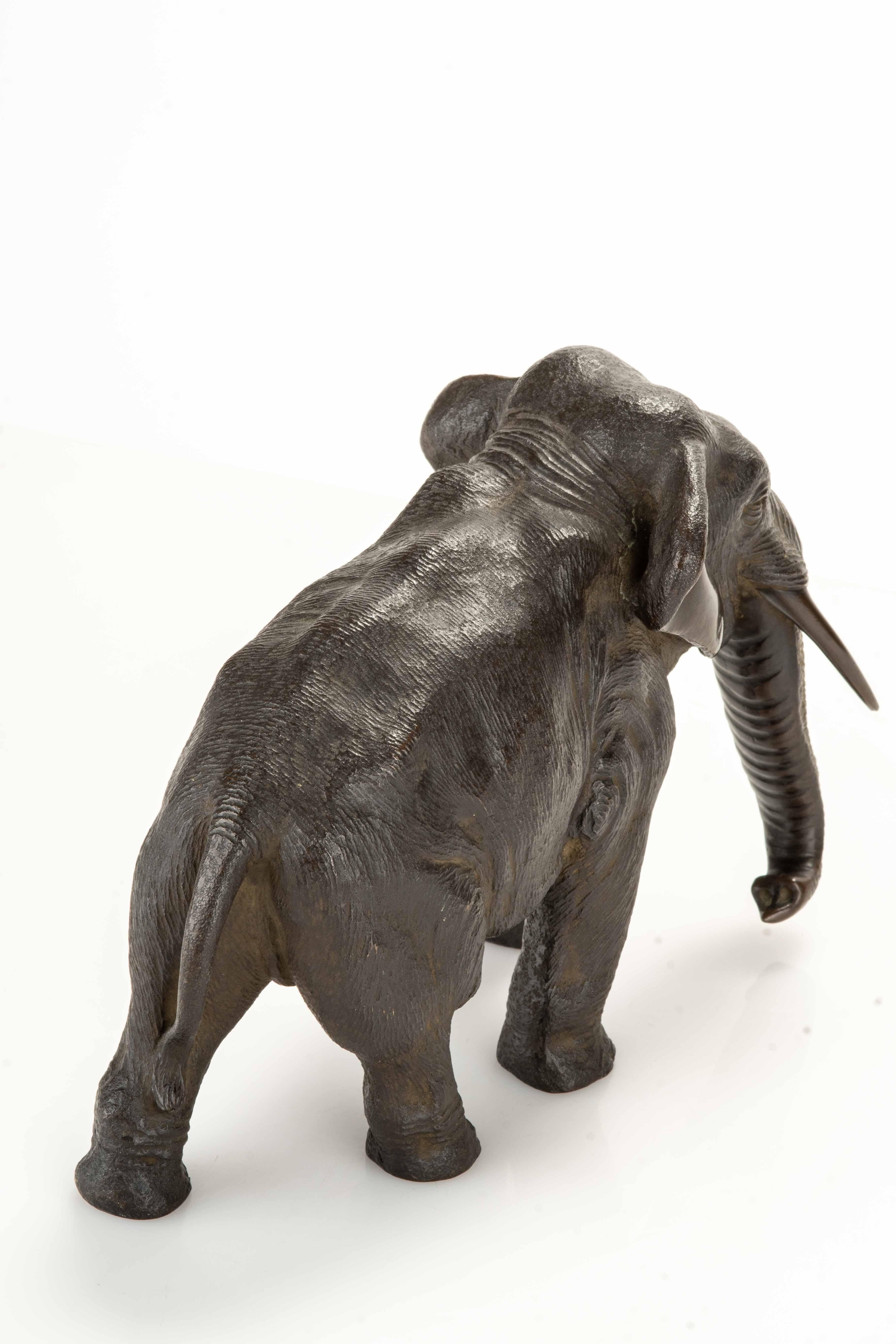 A bronze okimono depicting a walking elephant In Excellent Condition For Sale In Milano, IT