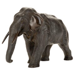 Un okimono de bronce que representa un elefante andante