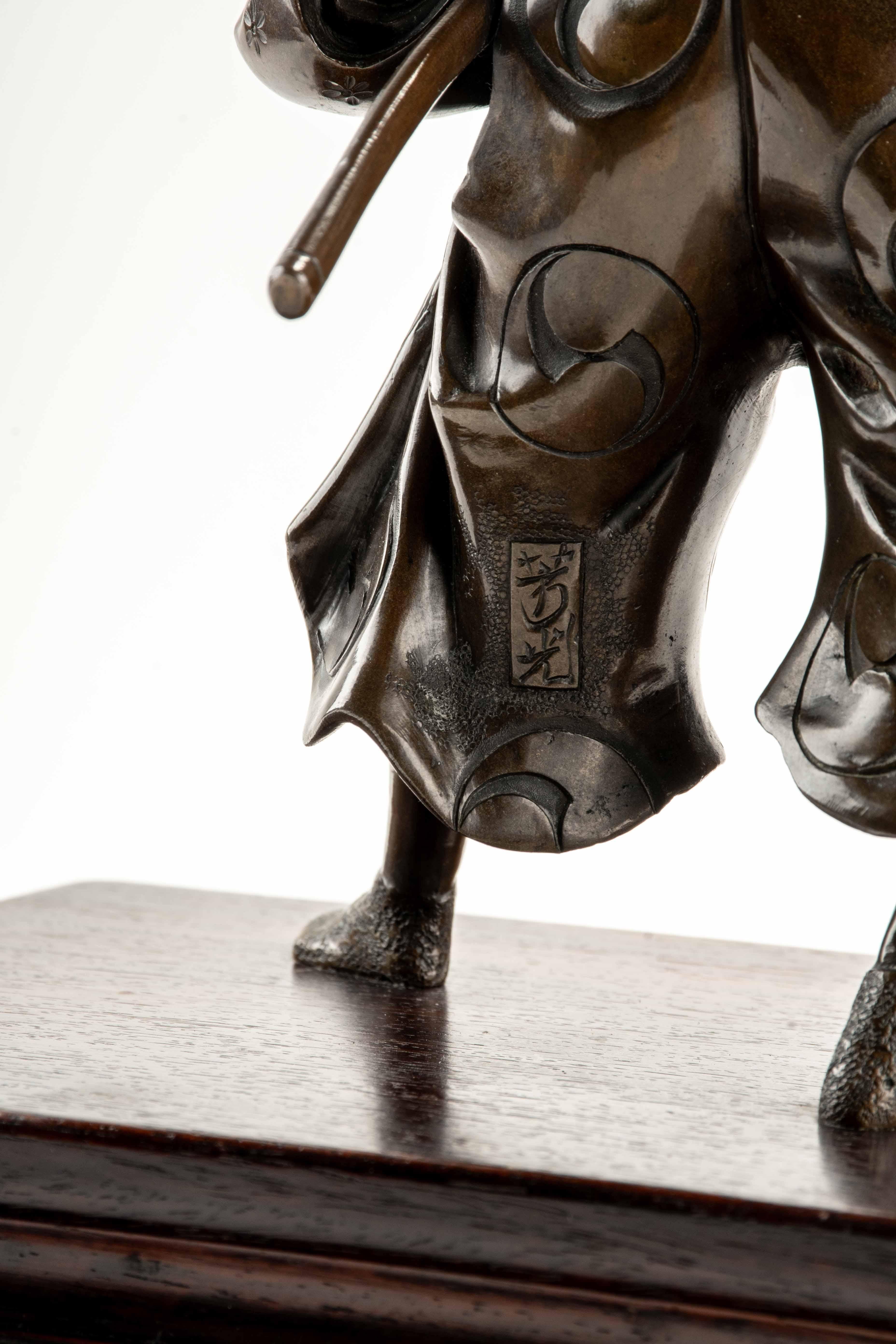 A bronze okimono depicting a young samurai with a katana, signed Yoshimitsu For Sale 4