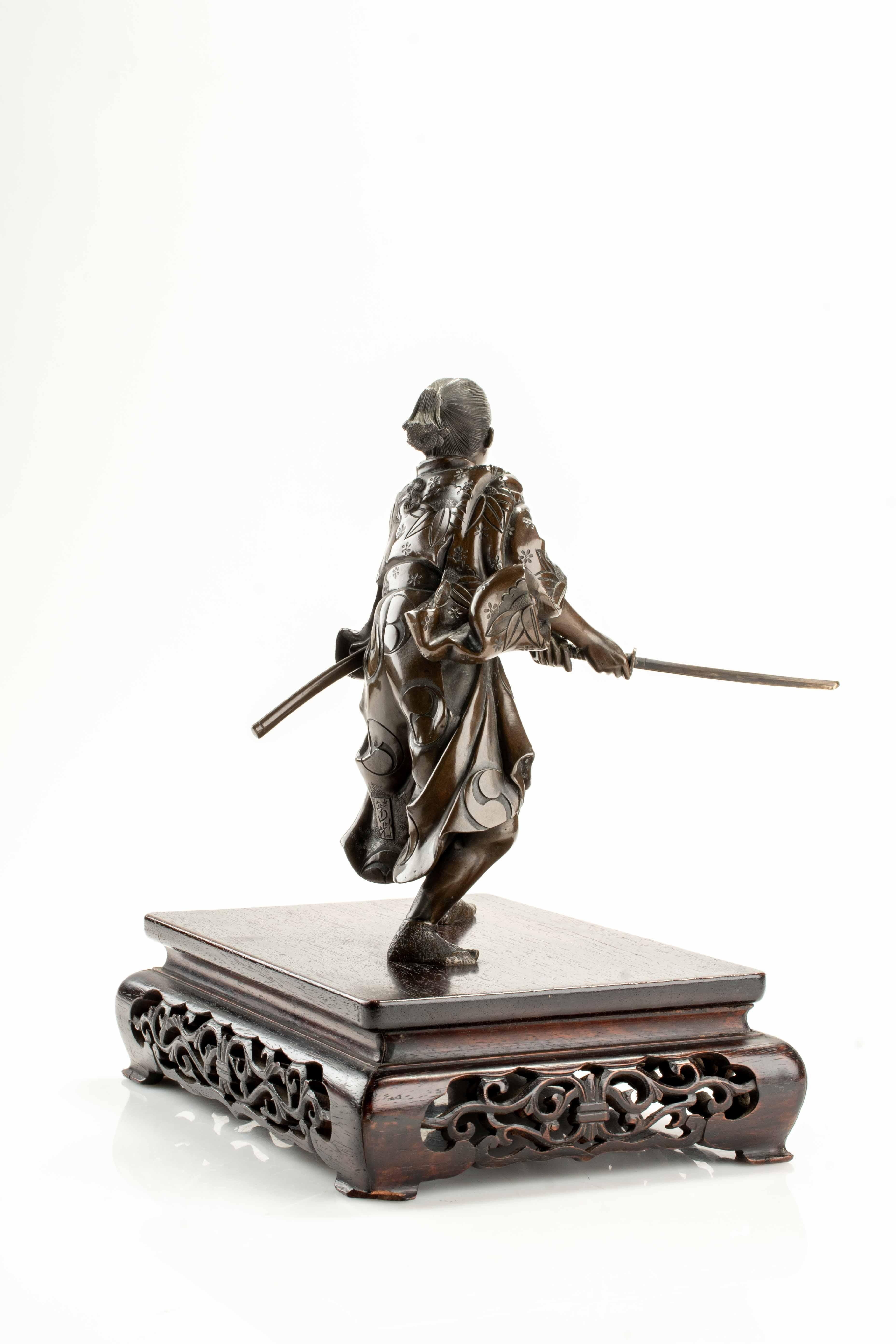 A bronze okimono depicting a young samurai with a katana, signed Yoshimitsu In Excellent Condition For Sale In Milano, IT