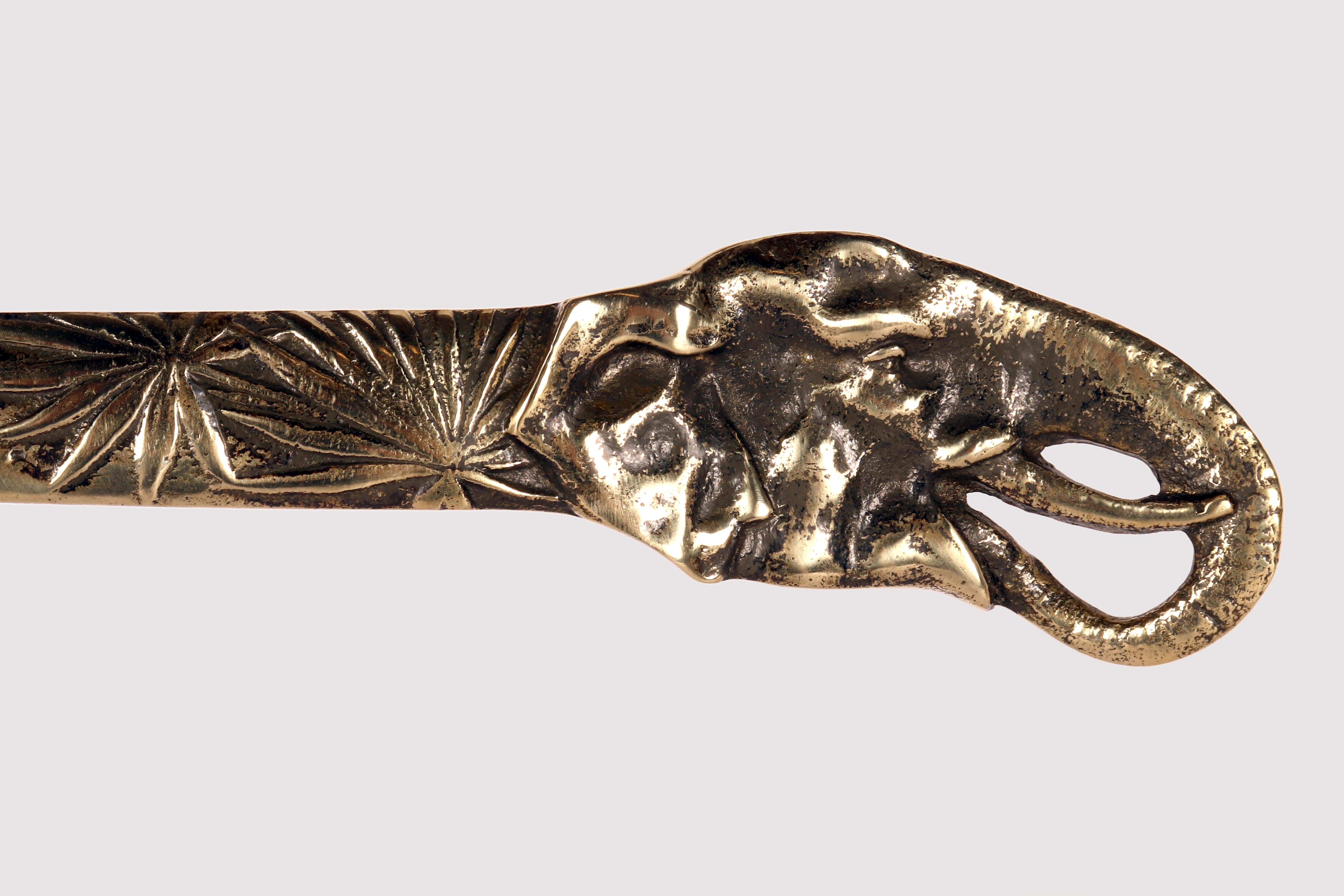 Ein Bronze-Papiermesseröffner mit einem Elefantenkopf aus Bronze, Großbritannien 1890. (Britisch) im Angebot