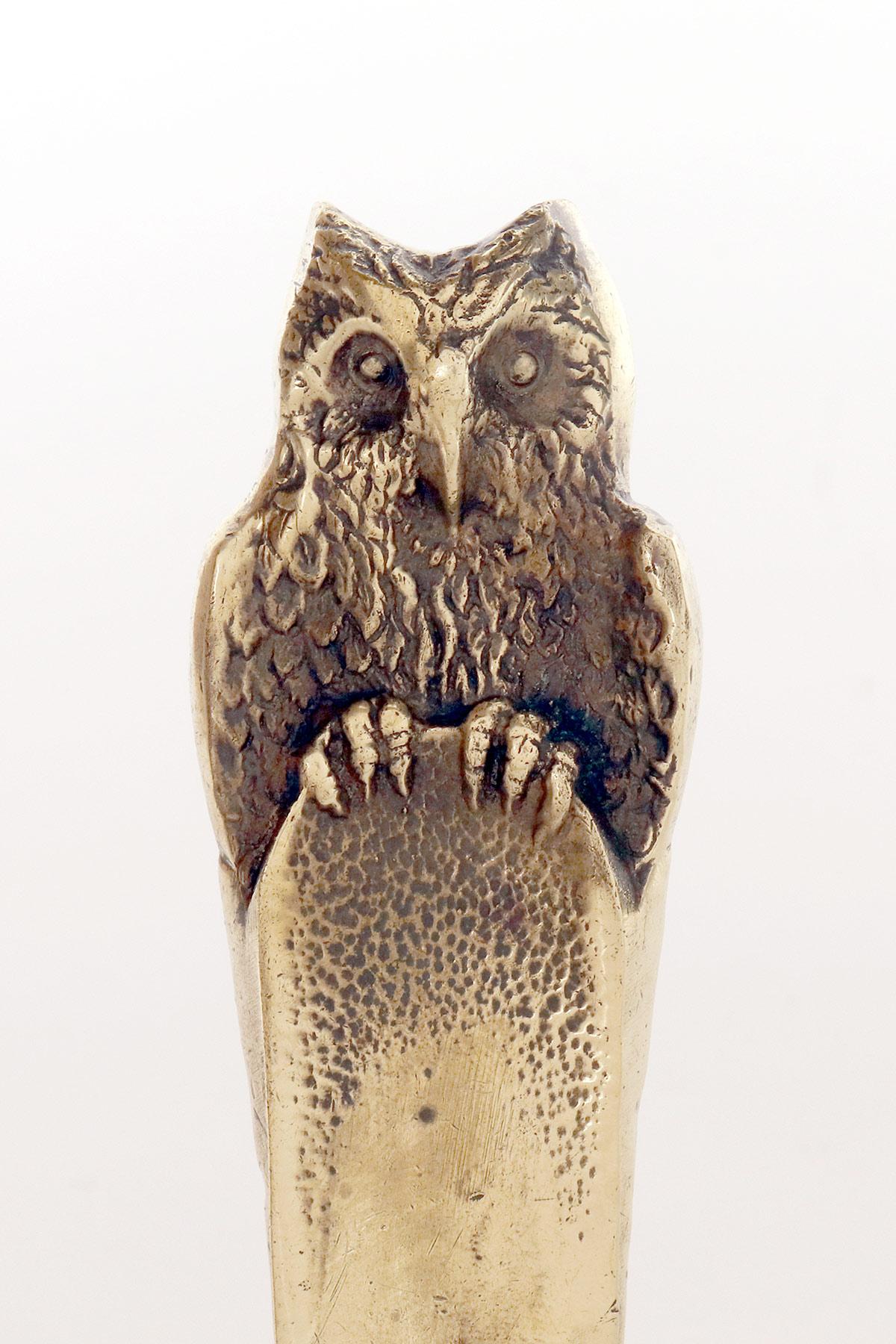 Abrecartas de bronce con un búho posado, Austria 1890. Austríaco en venta