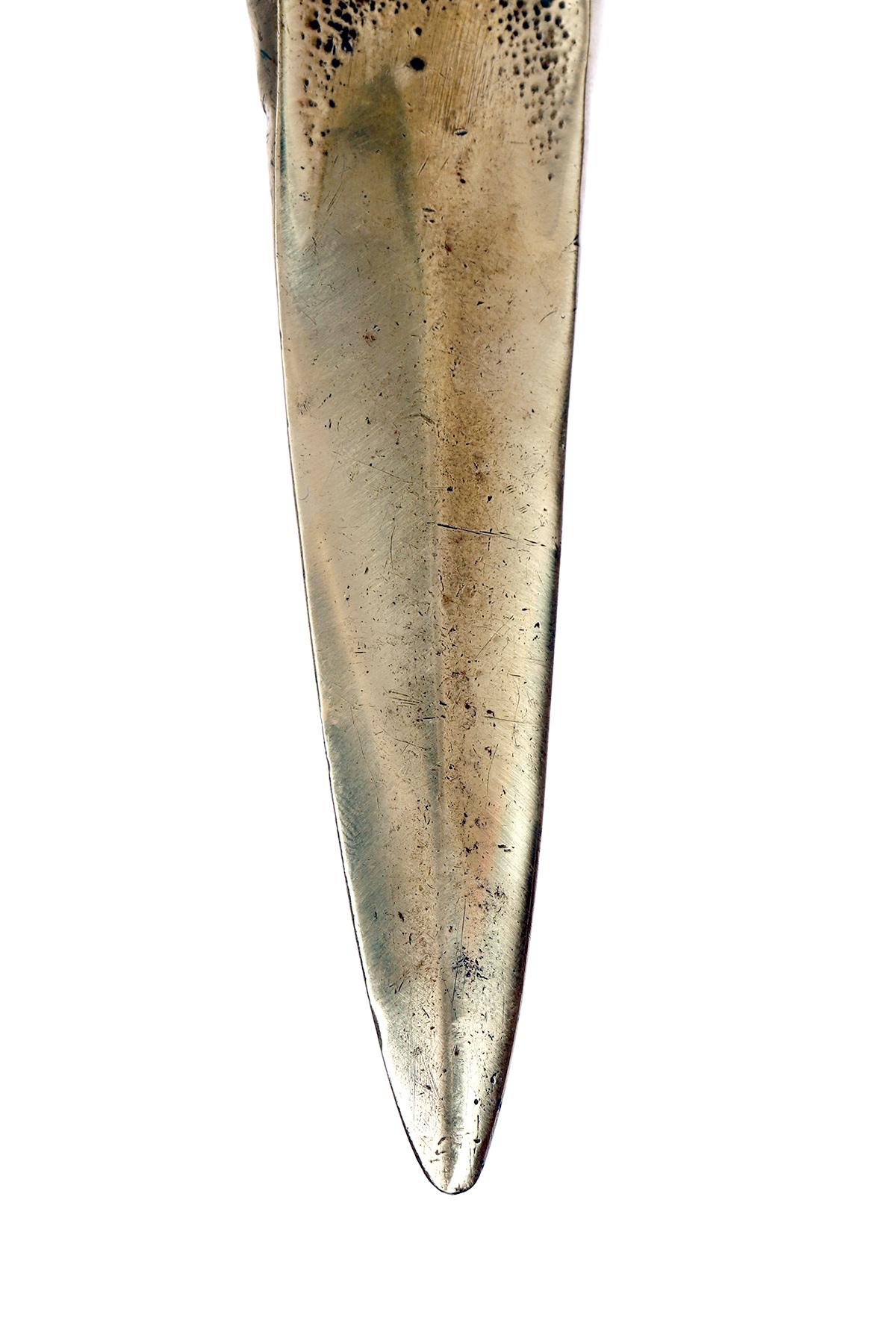 Abrecartas de bronce con un búho posado, Austria 1890. siglo XIX en venta