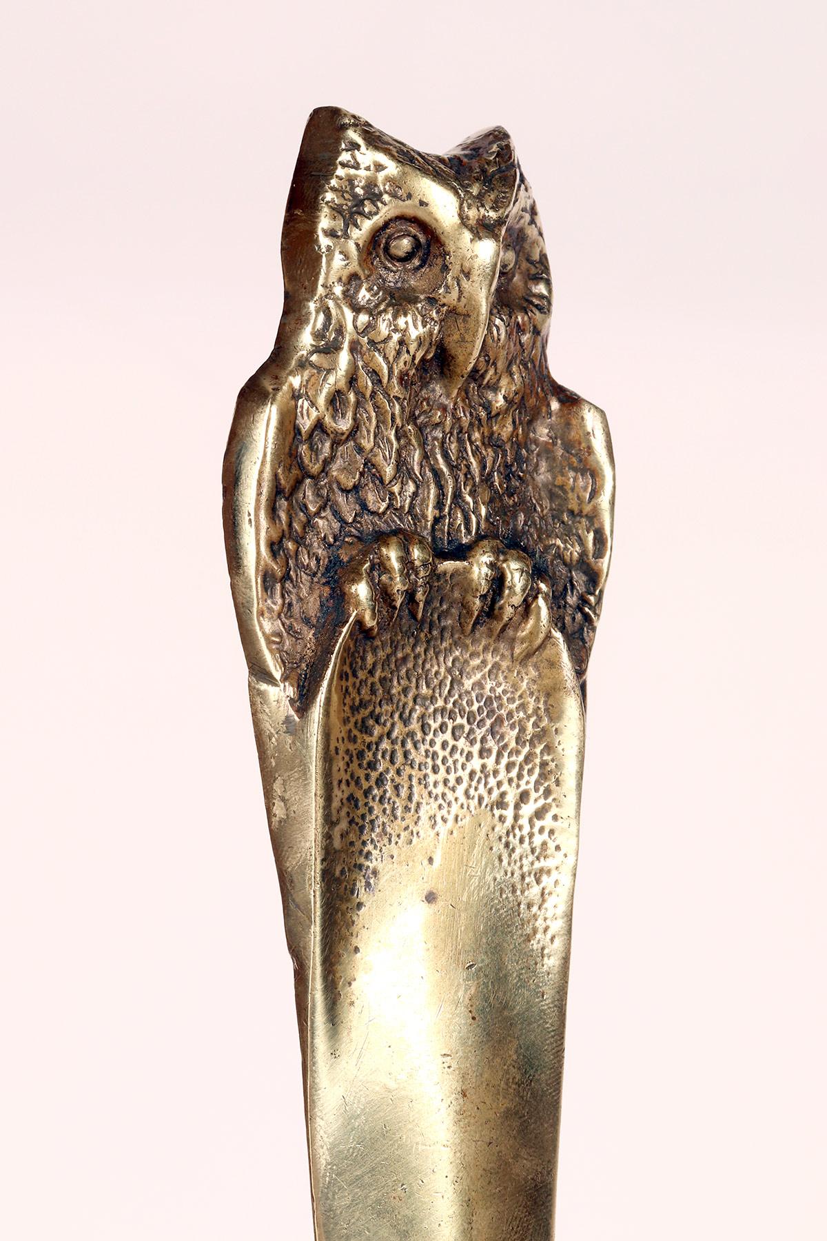 Abrecartas de bronce con un búho posado, Austria 1890. en venta 2