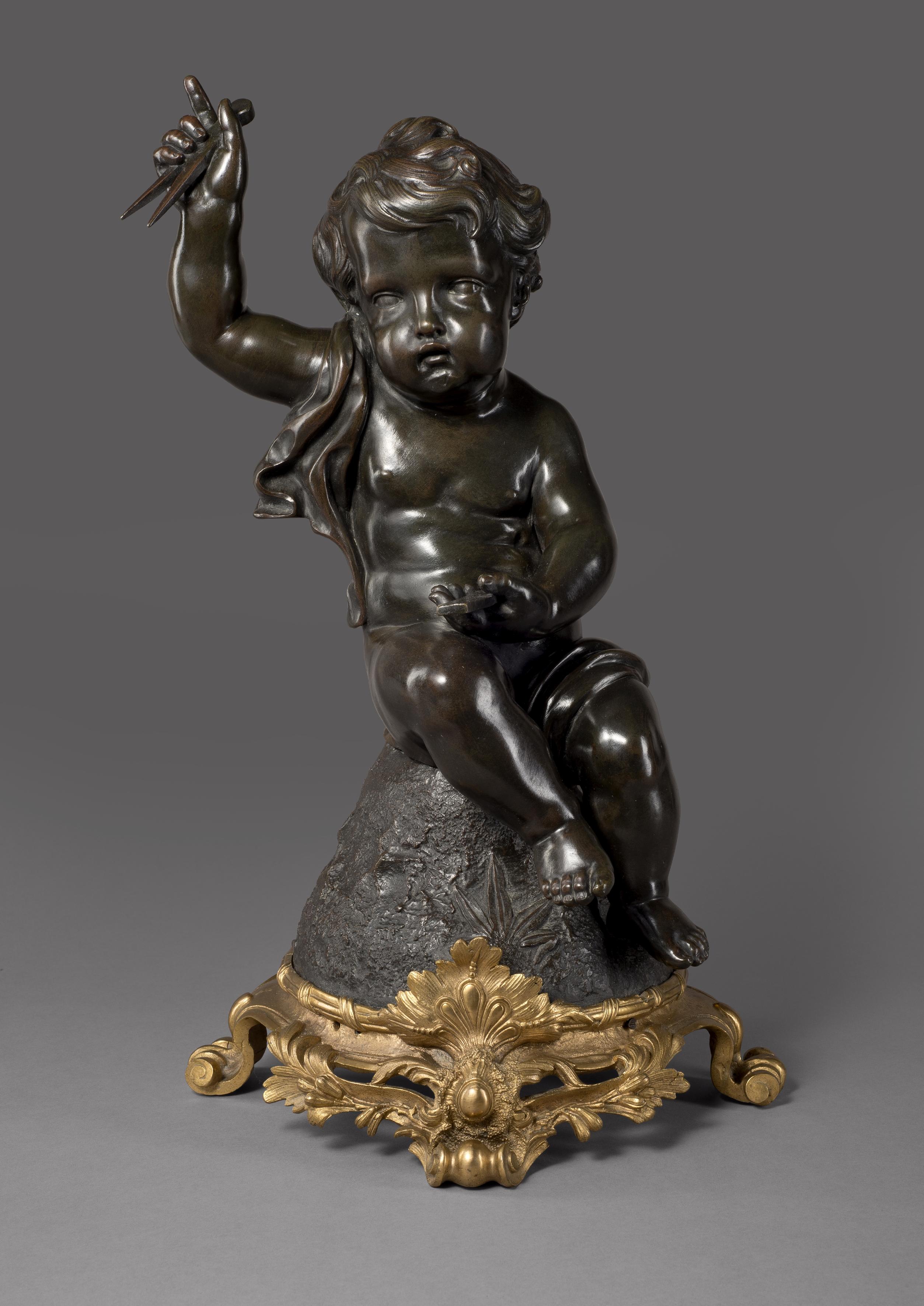 Eine schöne Putto-Figur aus patinierter Bronze, ein Symbol der Architektur, nach Claude Michel Clodion.

Frankreich, um 1890. 

Die 55 cm hohe, fein modellierte Putto-Figur sitzt auf einem naturalistischen Felsen und hält in der einen Hand einen