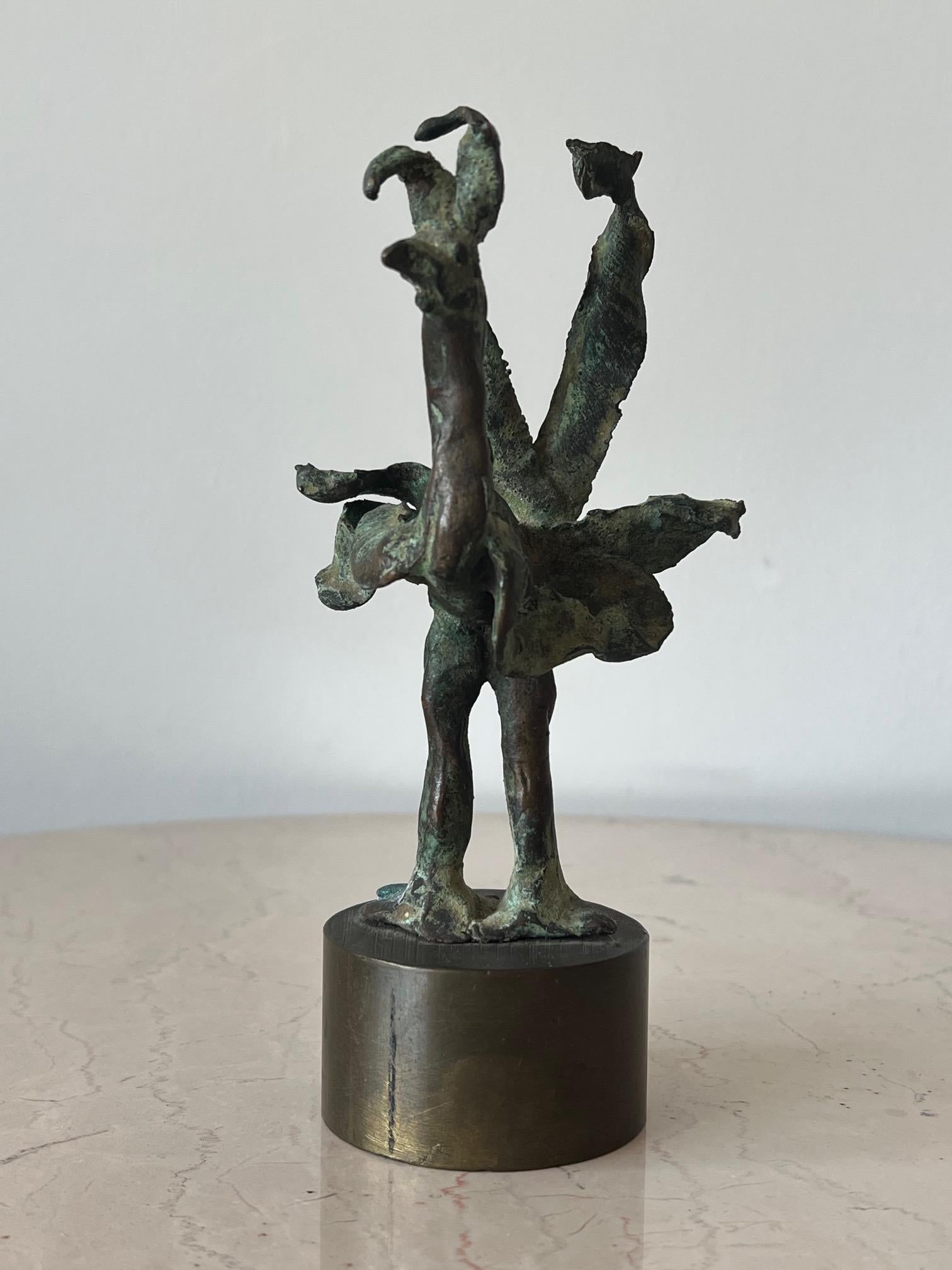 Un charmant coq en bronze, pièce unique de la sculptrice américaine Anne Van Kleeck.  Provenant de la succession de l'artiste. Une note sur l'artiste : Anne Van Kleeck était principalement connue pour ses œuvres en bronze coulé et en céramique. Elle