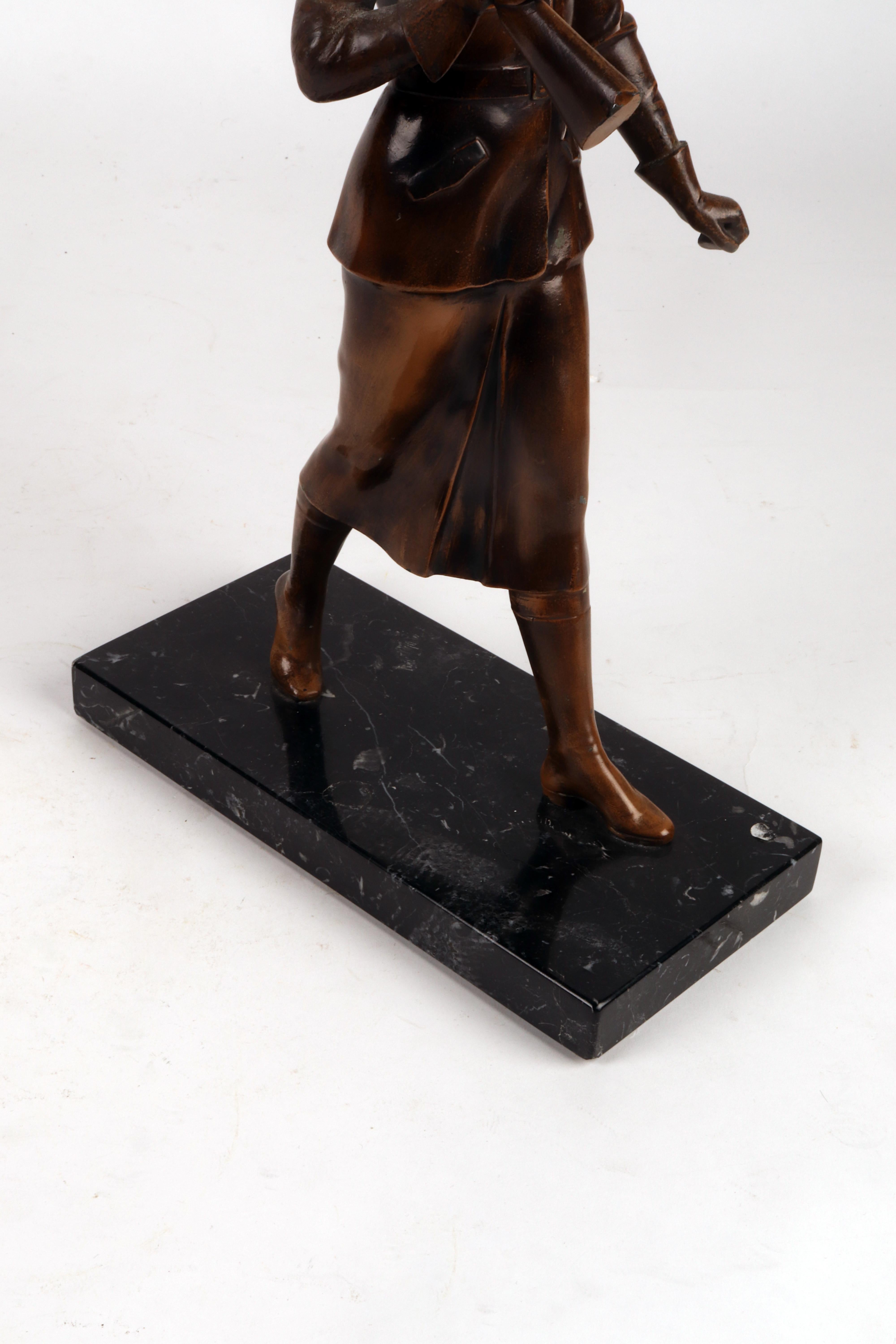 Scultura in bronzo raffigurante una cacciatrice con fucile, Austria 1920. in vendita 6