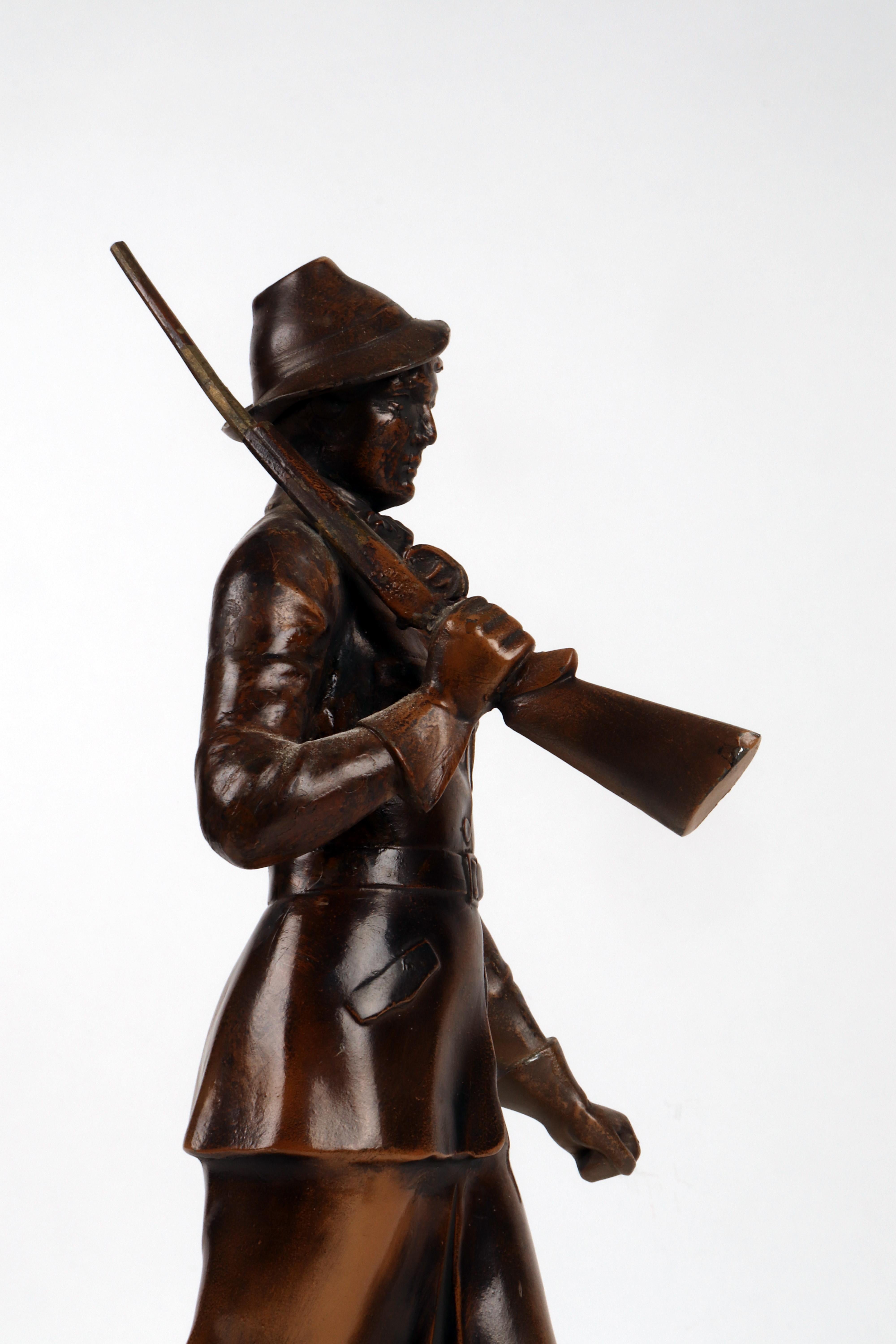 Austrian A bronze sculpture depicting a huntress with rifle, Austria 1920.  For Sale