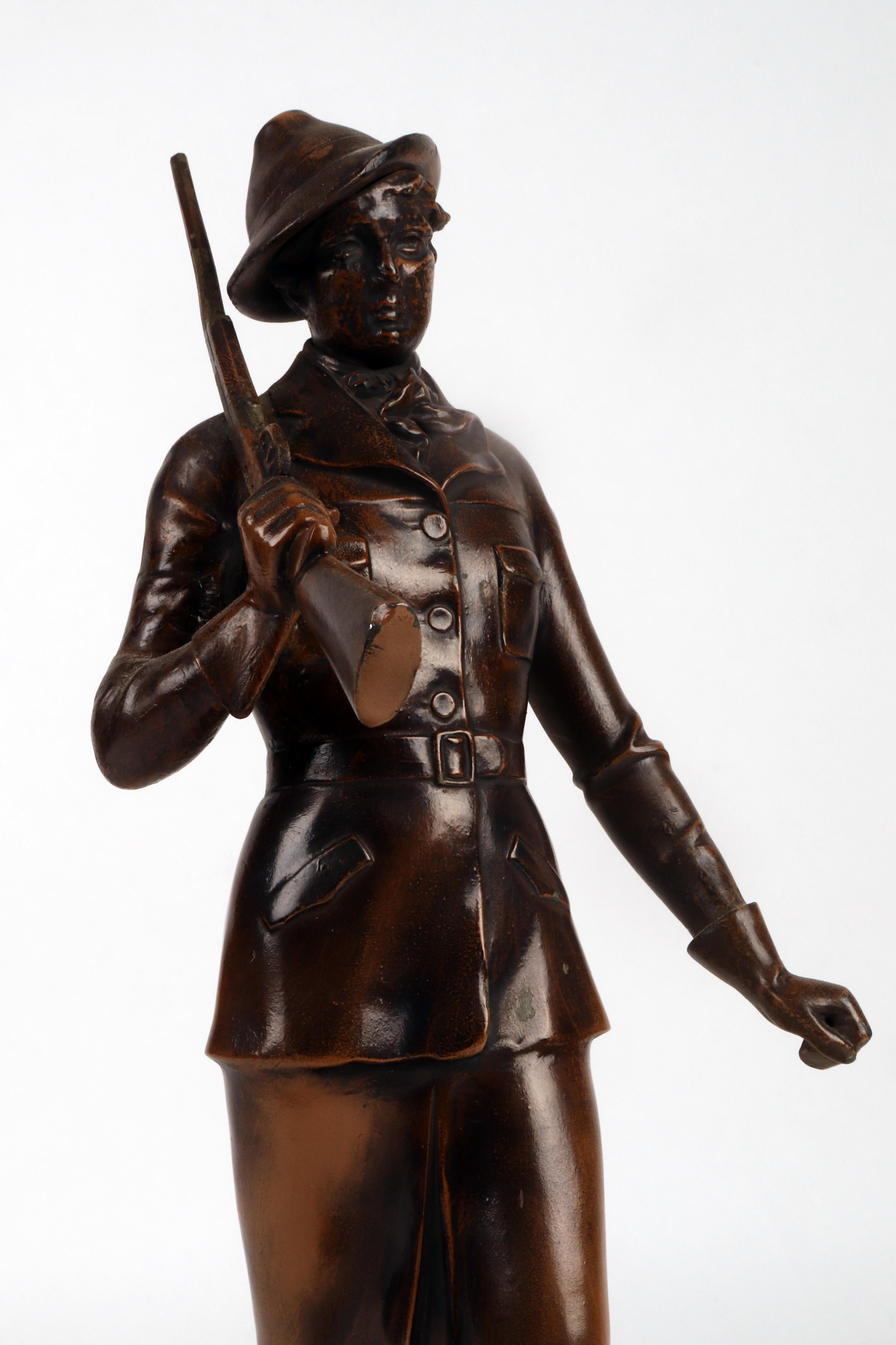 A bronze sculpture depicting a huntress with rifle, Austria 1920.  In Good Condition For Sale In Milan, IT