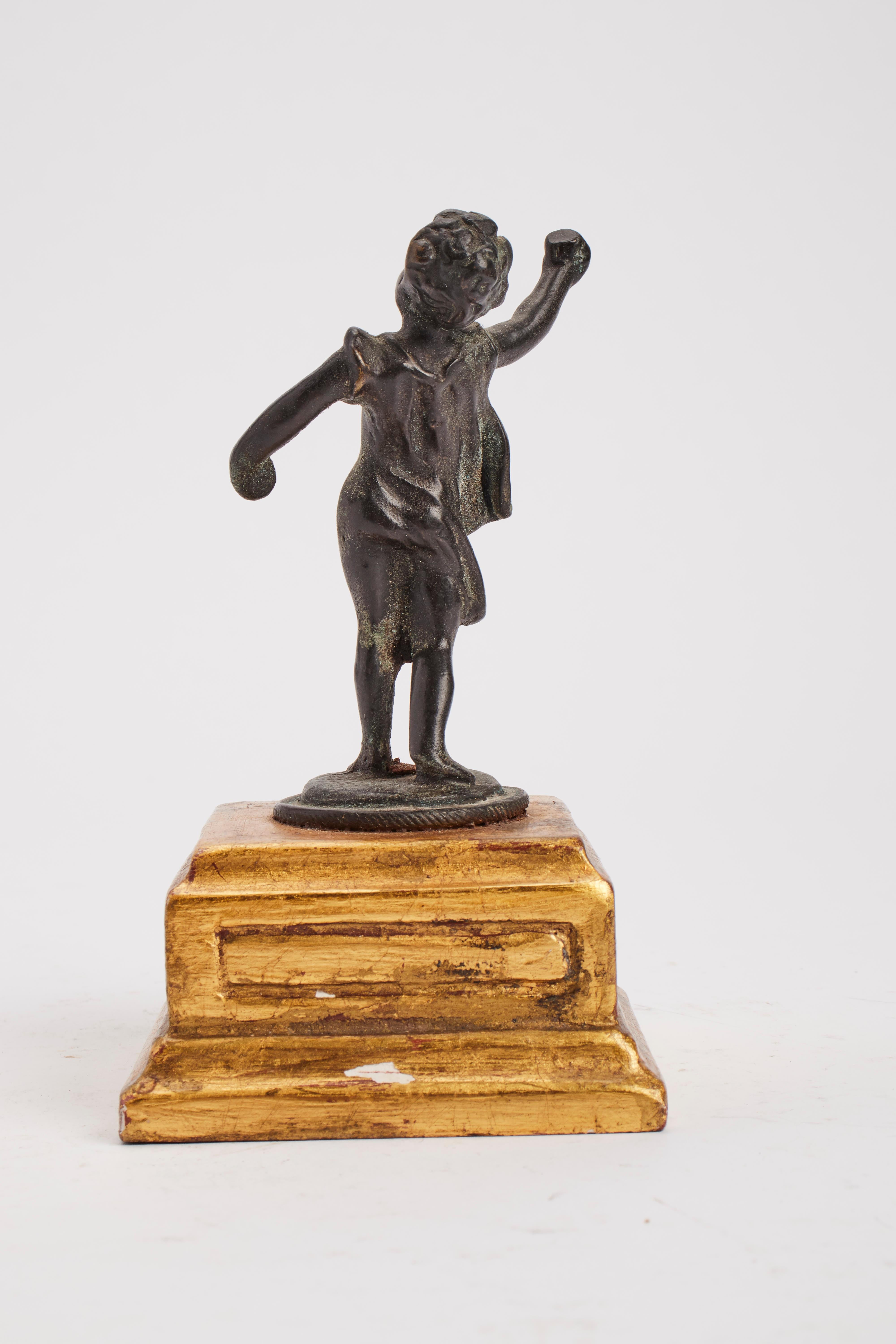 A bronze sculpture depicting a putto, Italy 1870. In Good Condition For Sale In Milan, IT