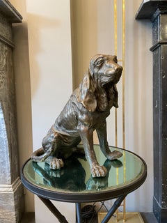 Scultura in bronzo di un cane da caccia