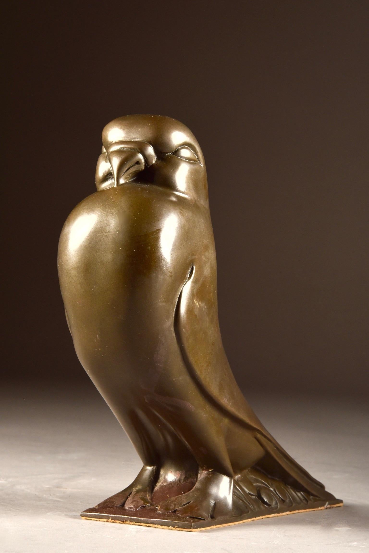A bronze sculpture of a pigeon in art deco style. A beautiful statue for the lover of the followers and Art Deco style.