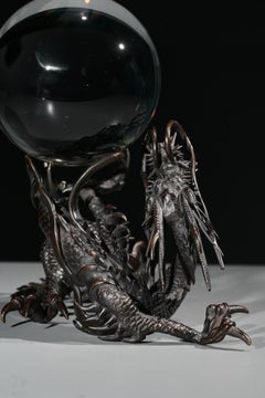 Eine Bronzeskulptur eines Ryu-Drachen mit einem heiligen Juwel