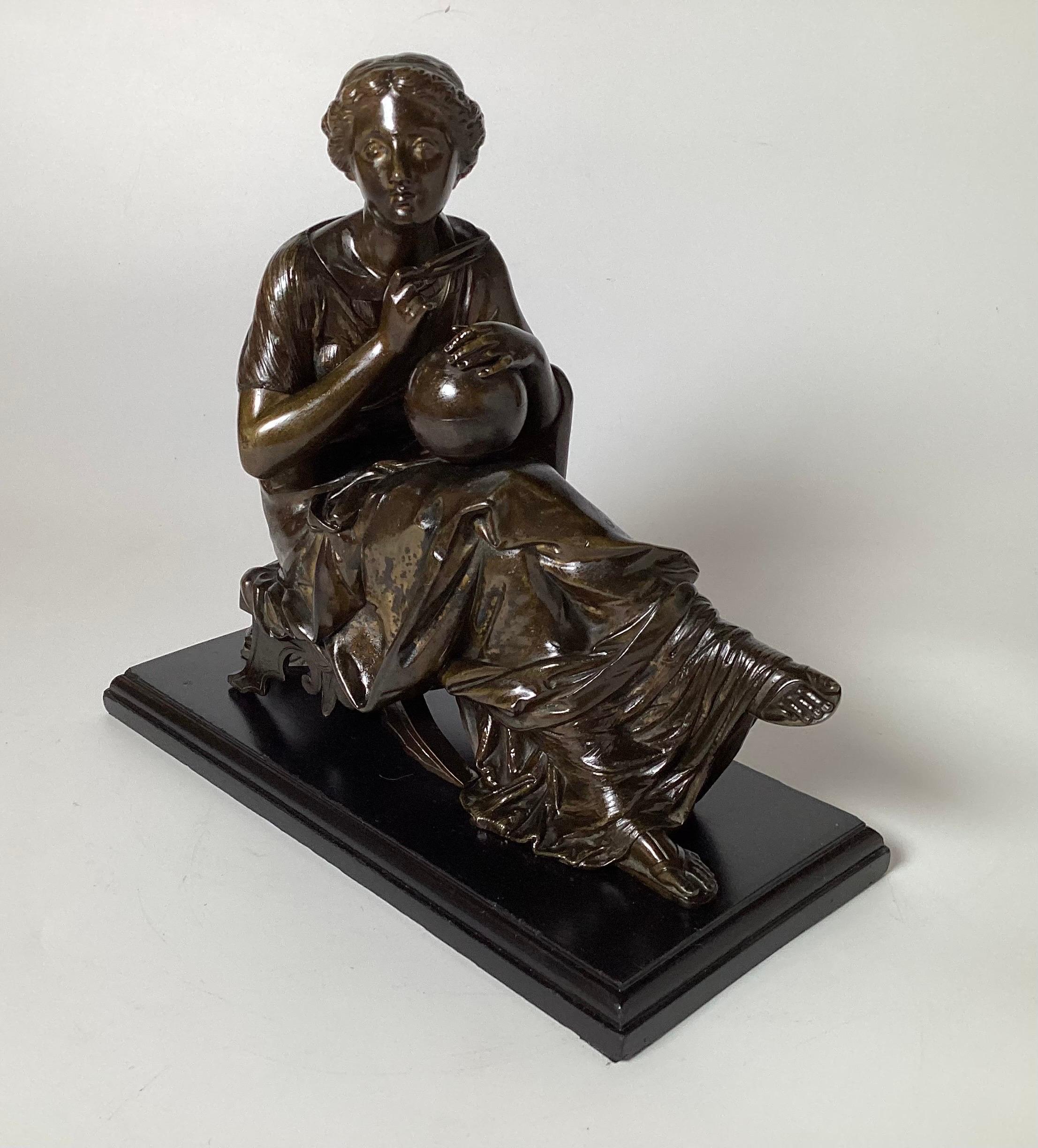 Sculpture en bronze patiné du XIXe siècle représentant une femme érudite, France.  La surface patinée avec quelques restes de reflets dorés et une base en bois ébonisé. La figure assise avec un orbe et un instrument de mesure avec une base en bois