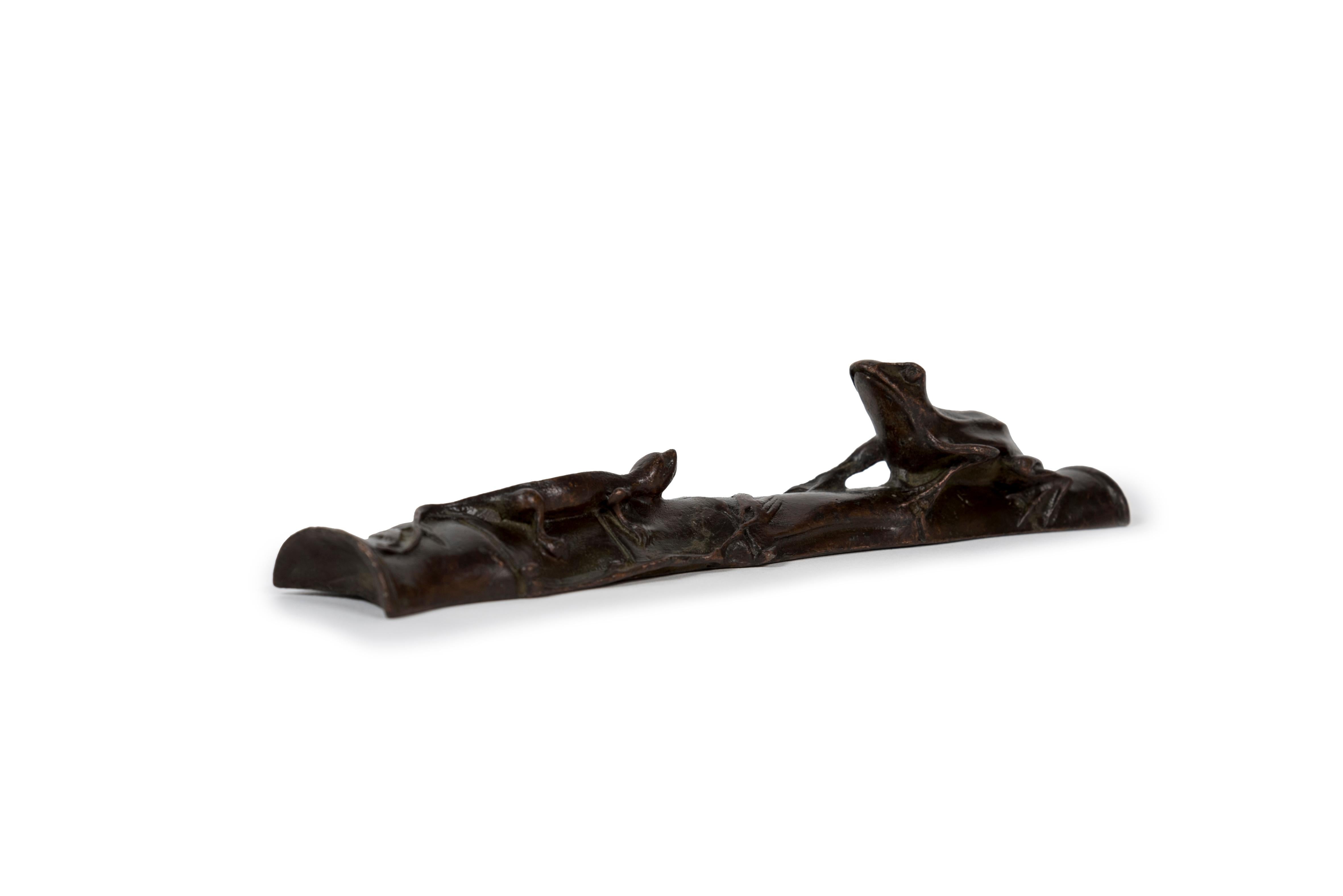 Meiji Una scultura in bronzo con un rospo e una lucertola su un ramo di bambù in vendita