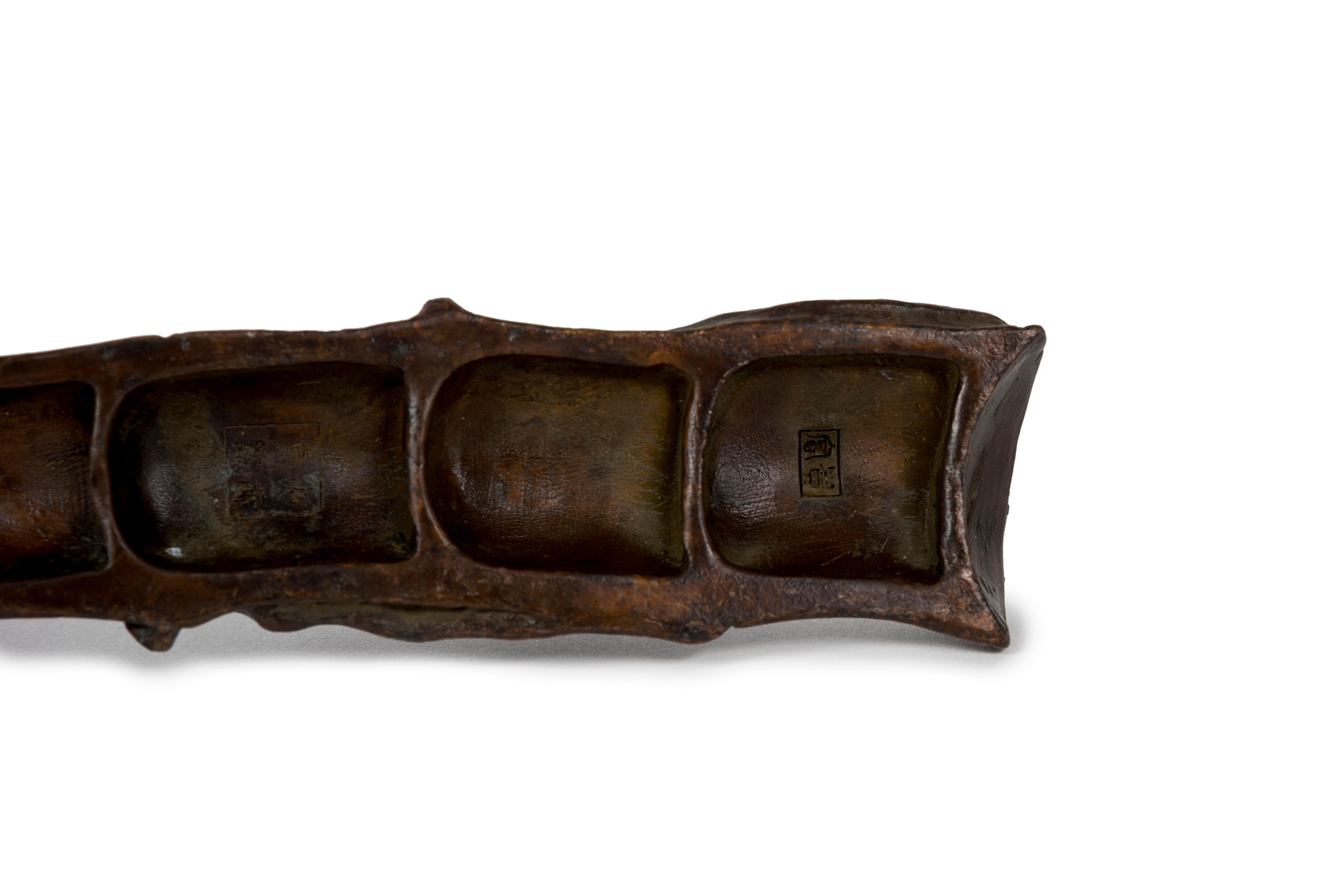 Bronzo Una scultura in bronzo con un rospo e una lucertola su un ramo di bambù in vendita