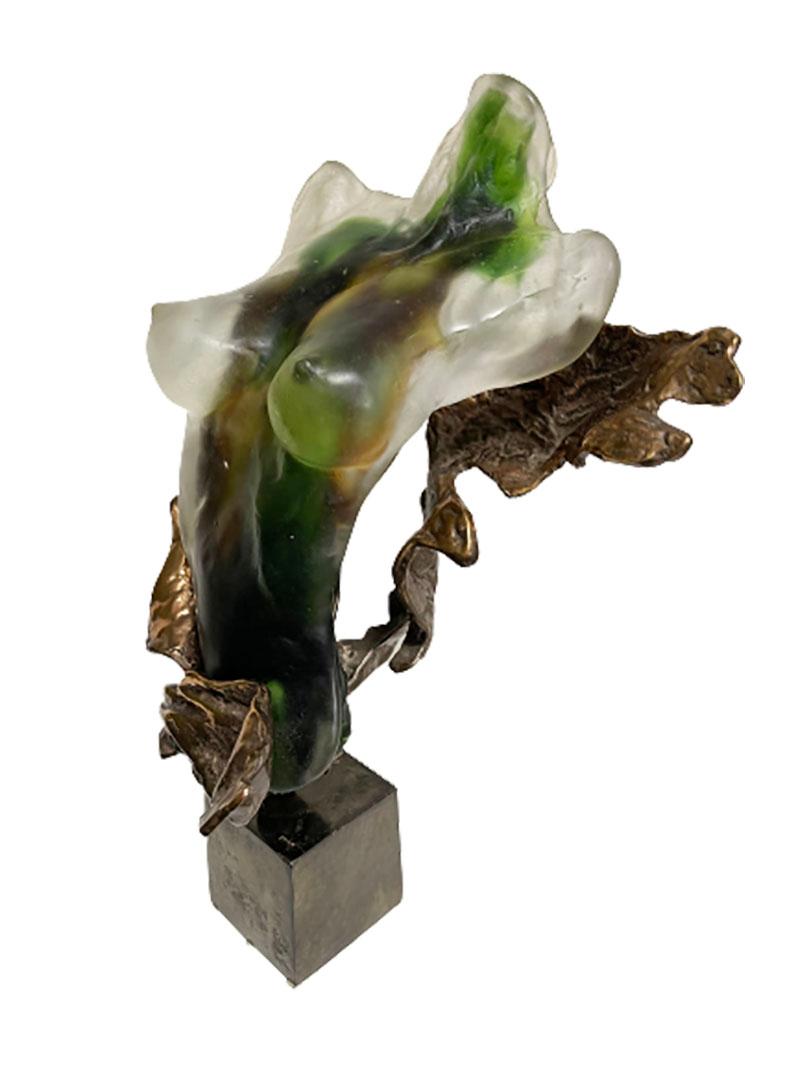 Une sculpture en bronze avec du verre par Yves Lohe, France

Un torse nu féminin en verre coloré dans un décor de bronze sur un petit socle en métal. 
La sculpture est signée au dos du verre et sur la base en métal. 
La sculpture mesure 51 cm de