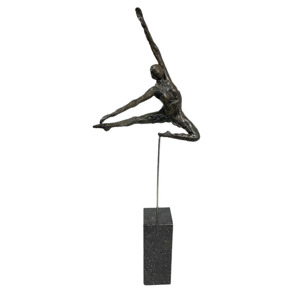 Une statue en bronze d'une ballerine