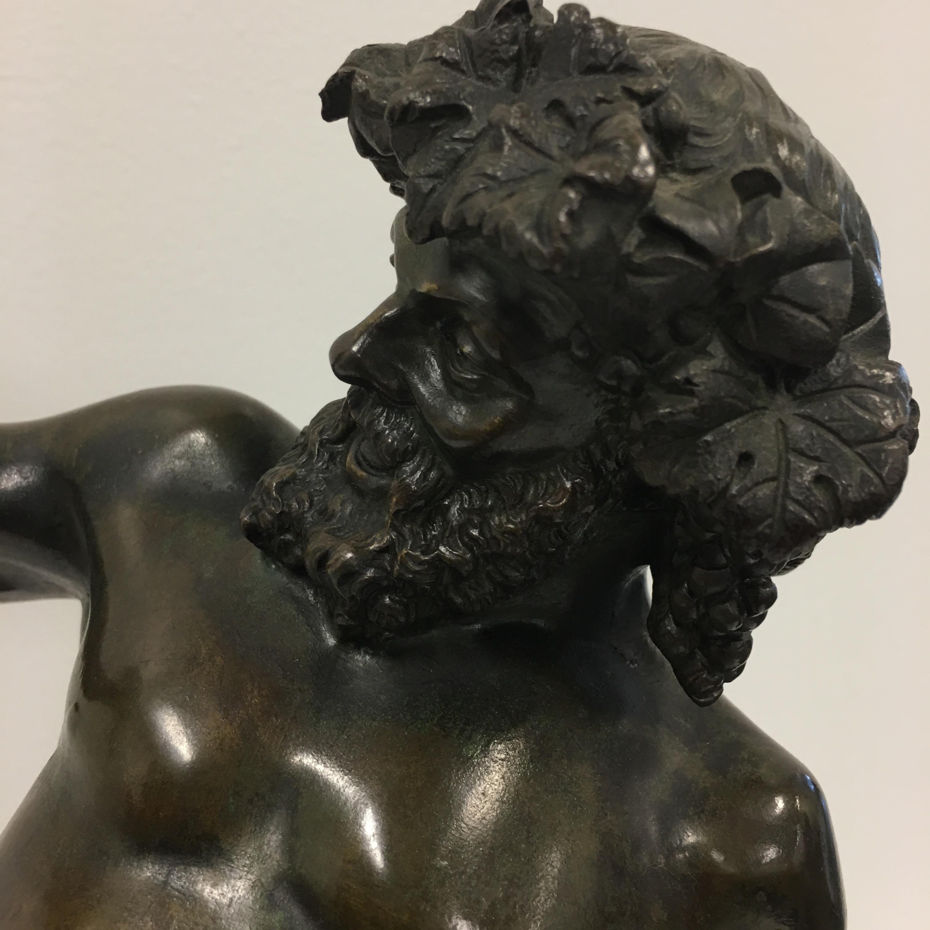 Se trata de un bronce patinado muy finamente ejecutado del dios griego BACCO. Originalmente llamado Dioniso, el dios griego de la fertilidad, más tarde pasó a ser conocido principalmente como el dios del vino y del placer. Los romanos le llamaban