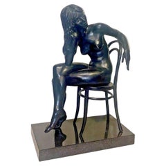 Estudio en bronce de una mujer desnuda sentada con el pelo largo y suelto, por Ronald Cameron