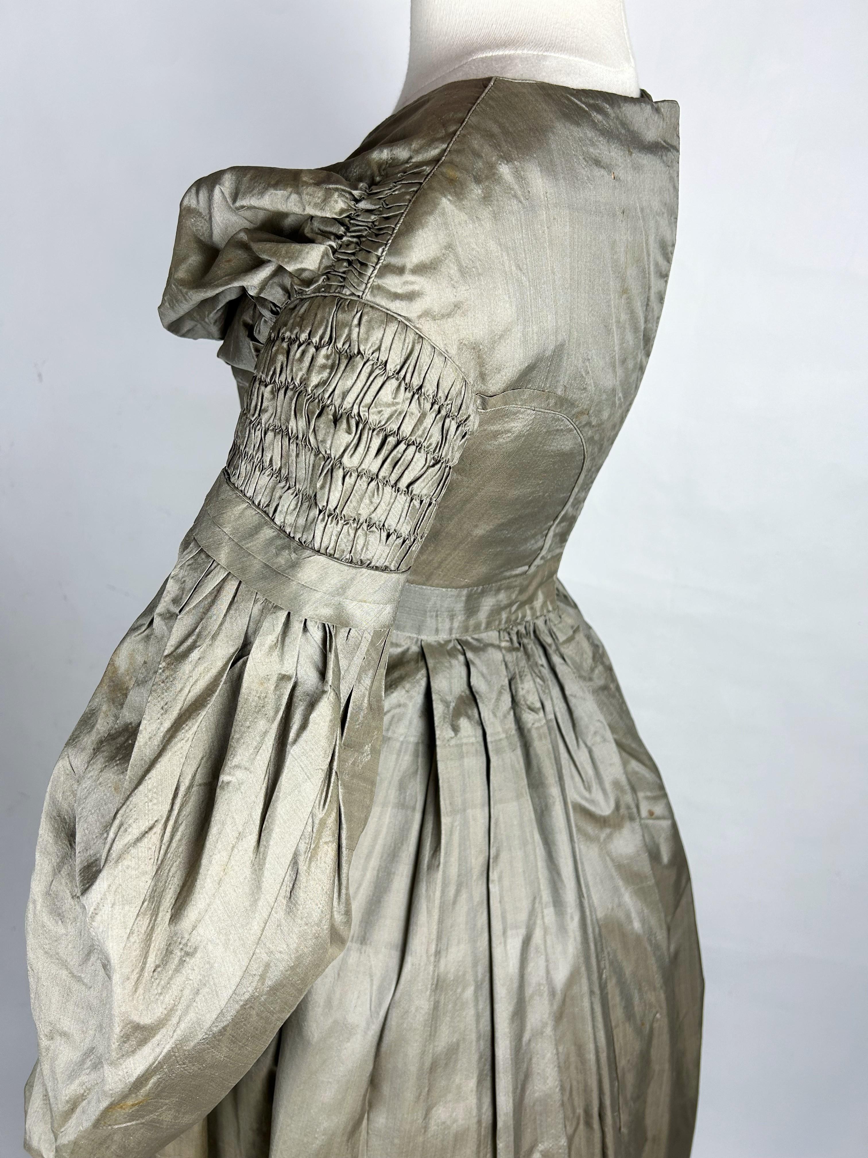 Robe de jour en taffetas de bronze à manches de mouton - France Circa 1840 en vente 6