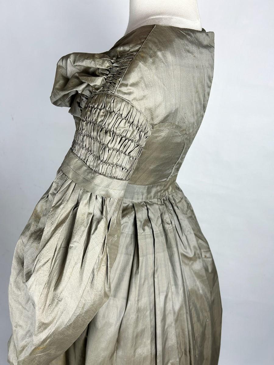 Abito da giorno in taffetas di bronzo con maniche di montone - Francia Circa 1840 5