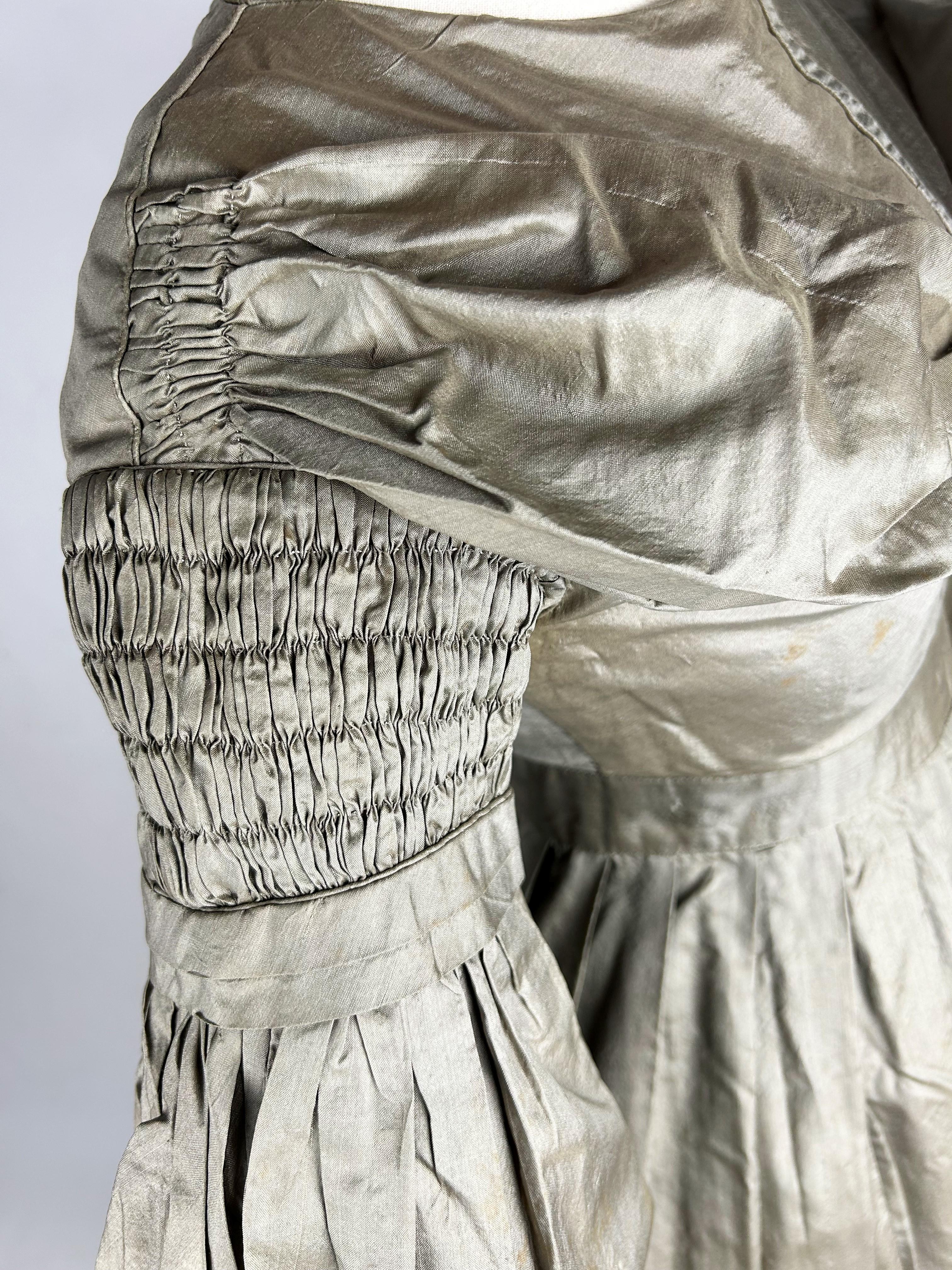 Robe de jour en taffetas de bronze à manches de mouton - France Circa 1840 en vente 7