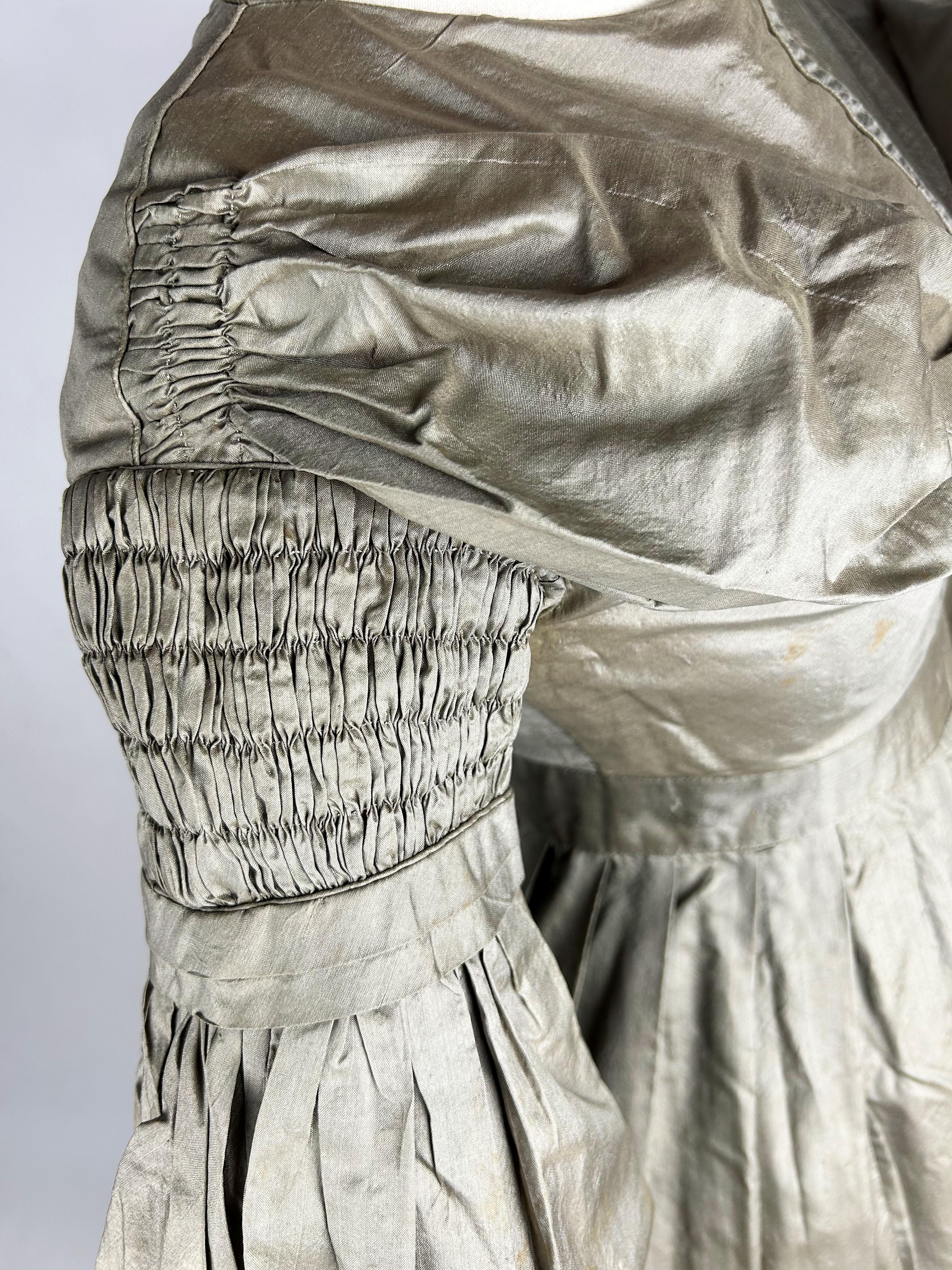 A bronze taffetas day dress with mutton's sleeves - France Circa 1840 For Sale 6